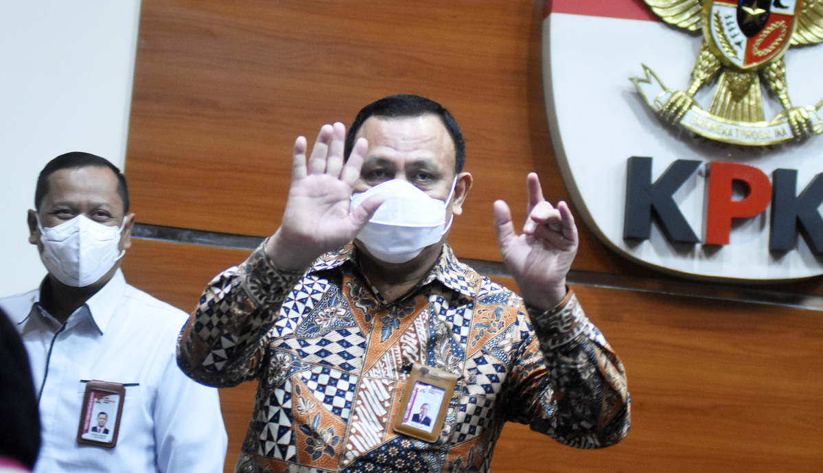 Ketua KPK Firli Bahuri (kanan).