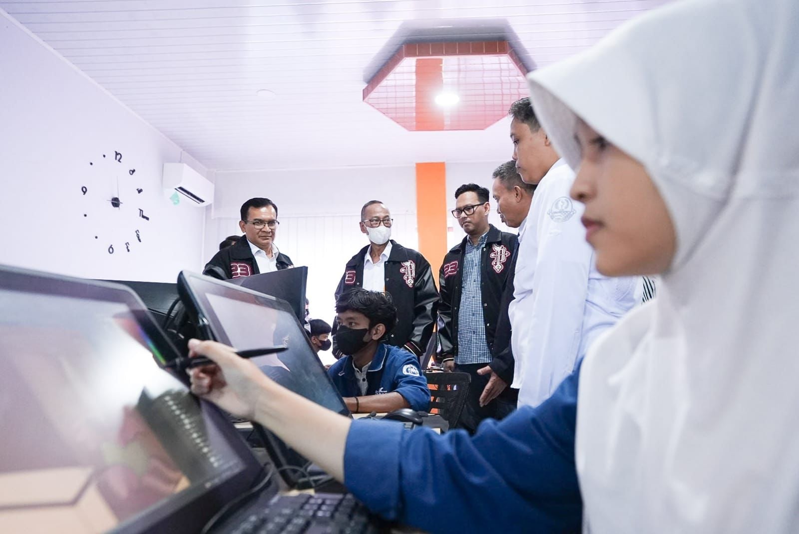 Kemendikbudristek, Kantor Staf Presiden (KSP), dan KINCIR, saat melakukan kunjungan ke SMKN 1 Ciomas, Bogor, Jawa Barat.