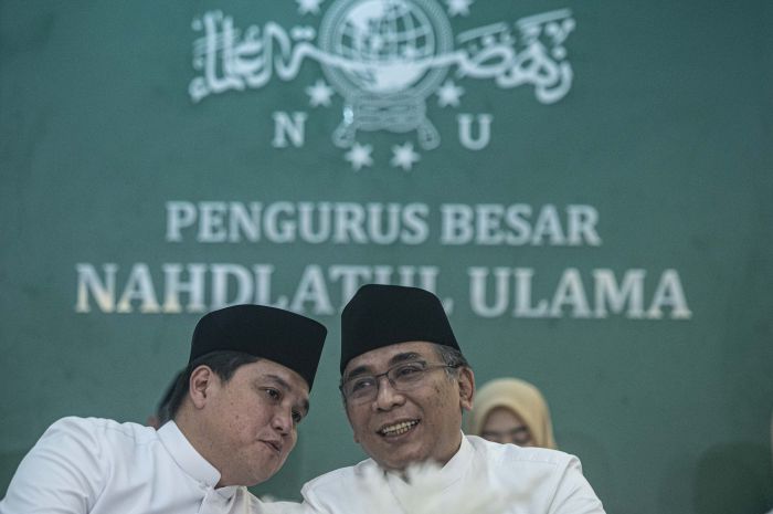 Menteri BUMN Erick Thohir (kiri) berbincang dengan Ketua Umum Pengurus Besar Nahdlatul Ulama (PBNU) Yahya Cholil Staquf, Januari 2023.