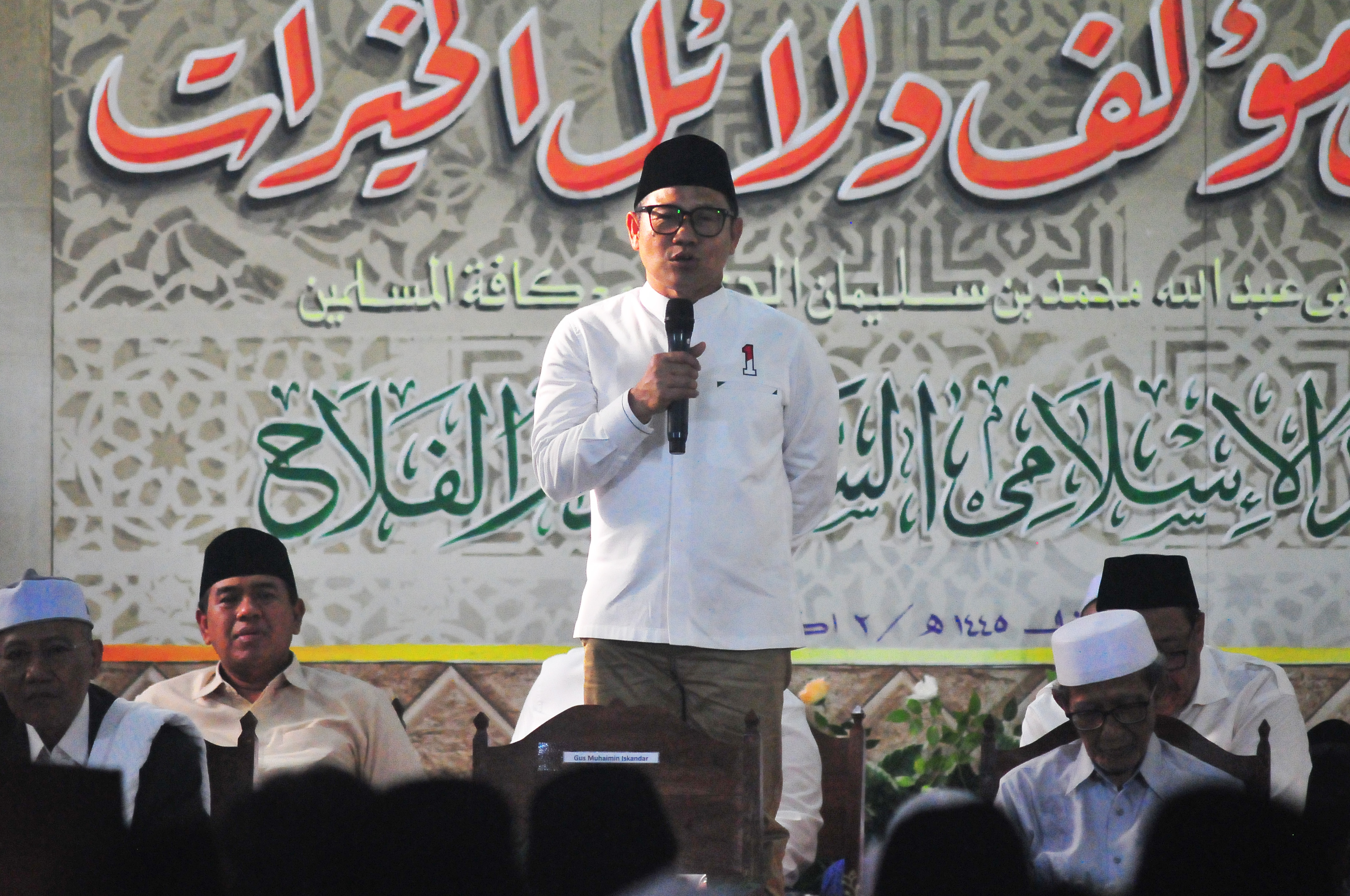 Ketua Umum Partai Kebangkitan Bangsa (PKB) yang juga bakal calon wakil presiden, Muhaimin Iskandar (tengah)