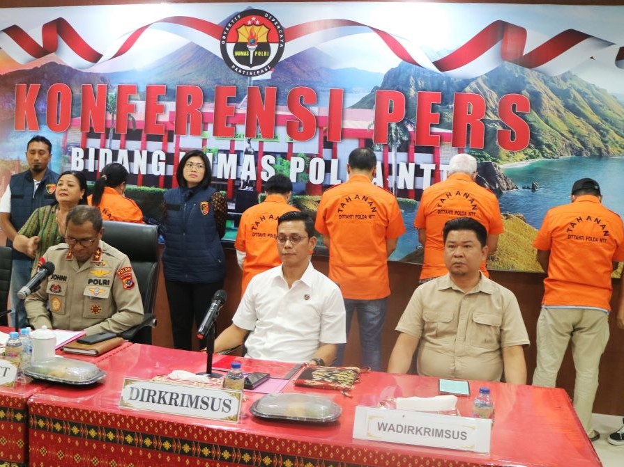 Kapolda Nusa Tenggara Timur (NTT) Irjen Johni Asadoma (kiri duduk) menyampaikan keterangan pers.