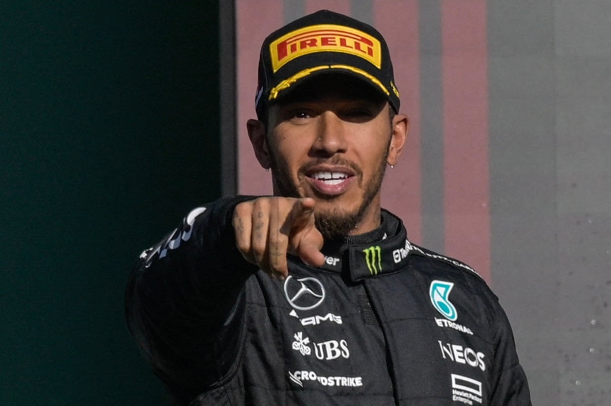 Pembalap Mercedes Lewis Hamilton melakukan selebrasi di podium usai finis kedua di GP Meksiko