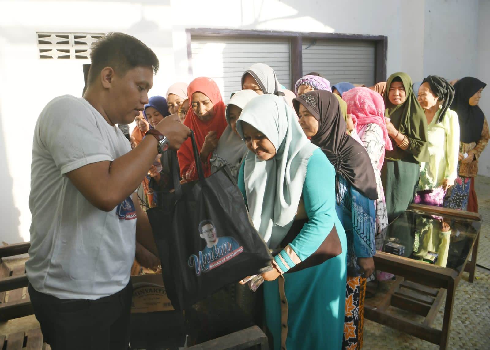 Program tebus sembako murah di Sumenep