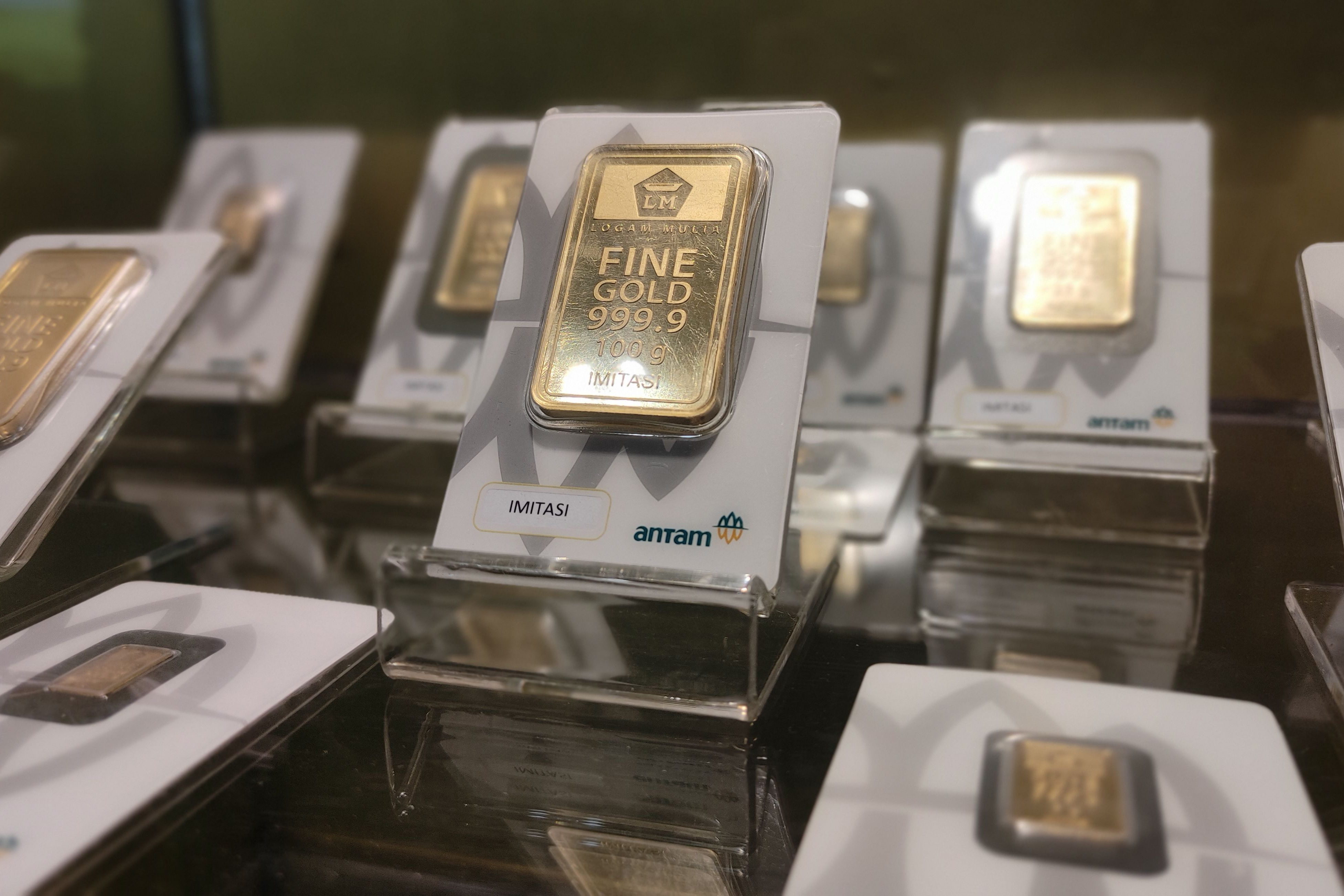 Emas batangan Antam.