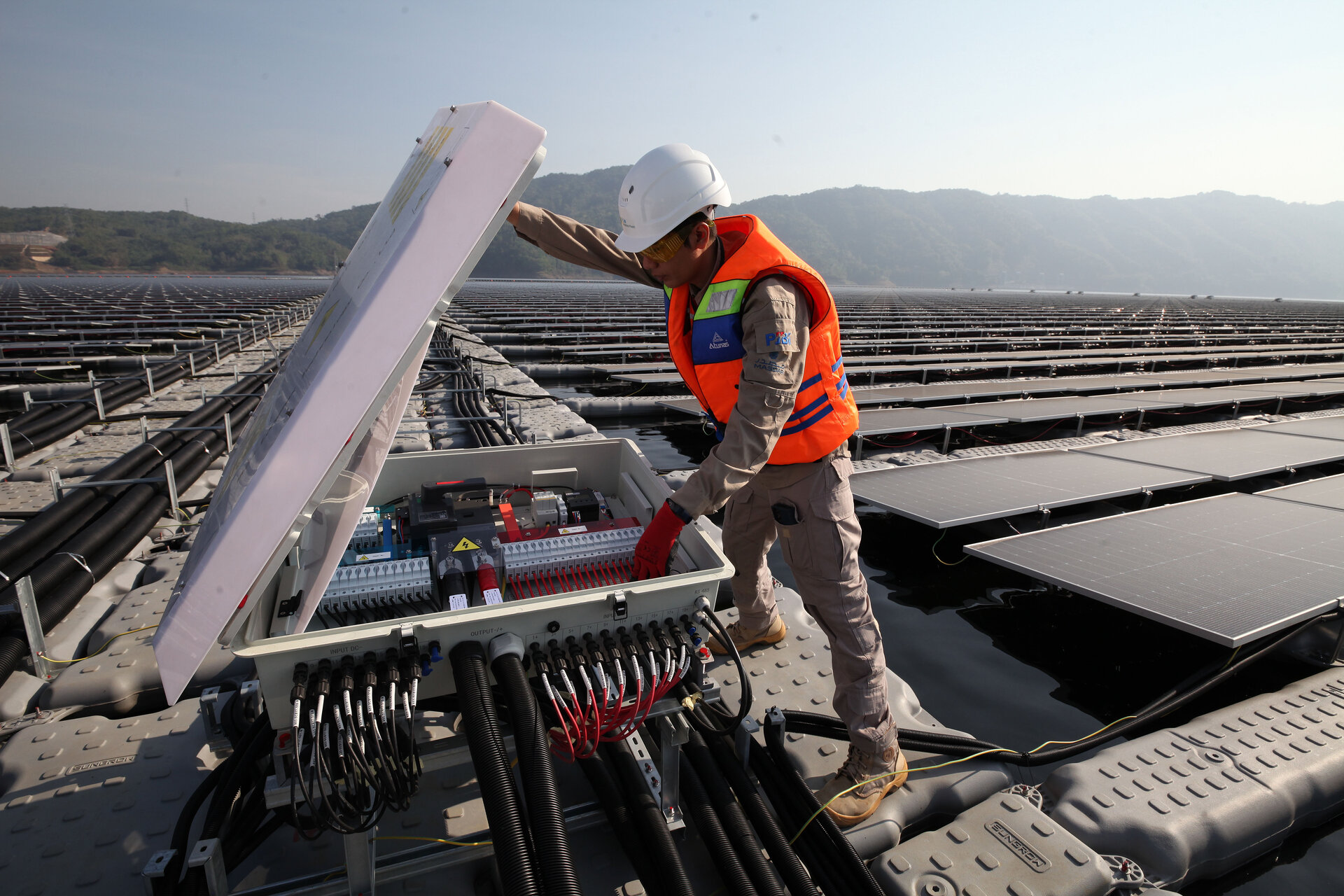 Susunan panel surya dari proyek Pembangkit Listrik Tenaga Surya (PLTS) terapung di Waduk Cirata.