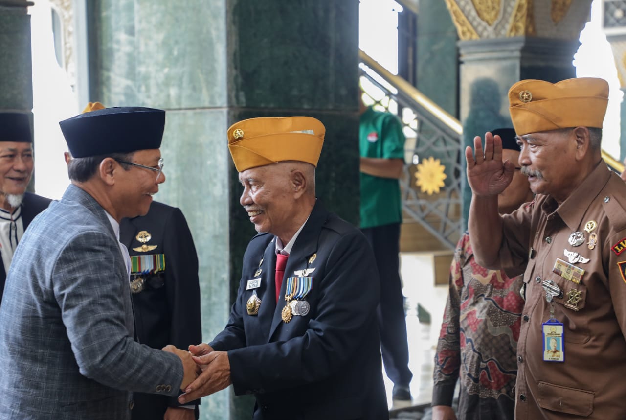 Plt Ketum PPP Muhamd Mardiono bertemu dengan veteran di Banten