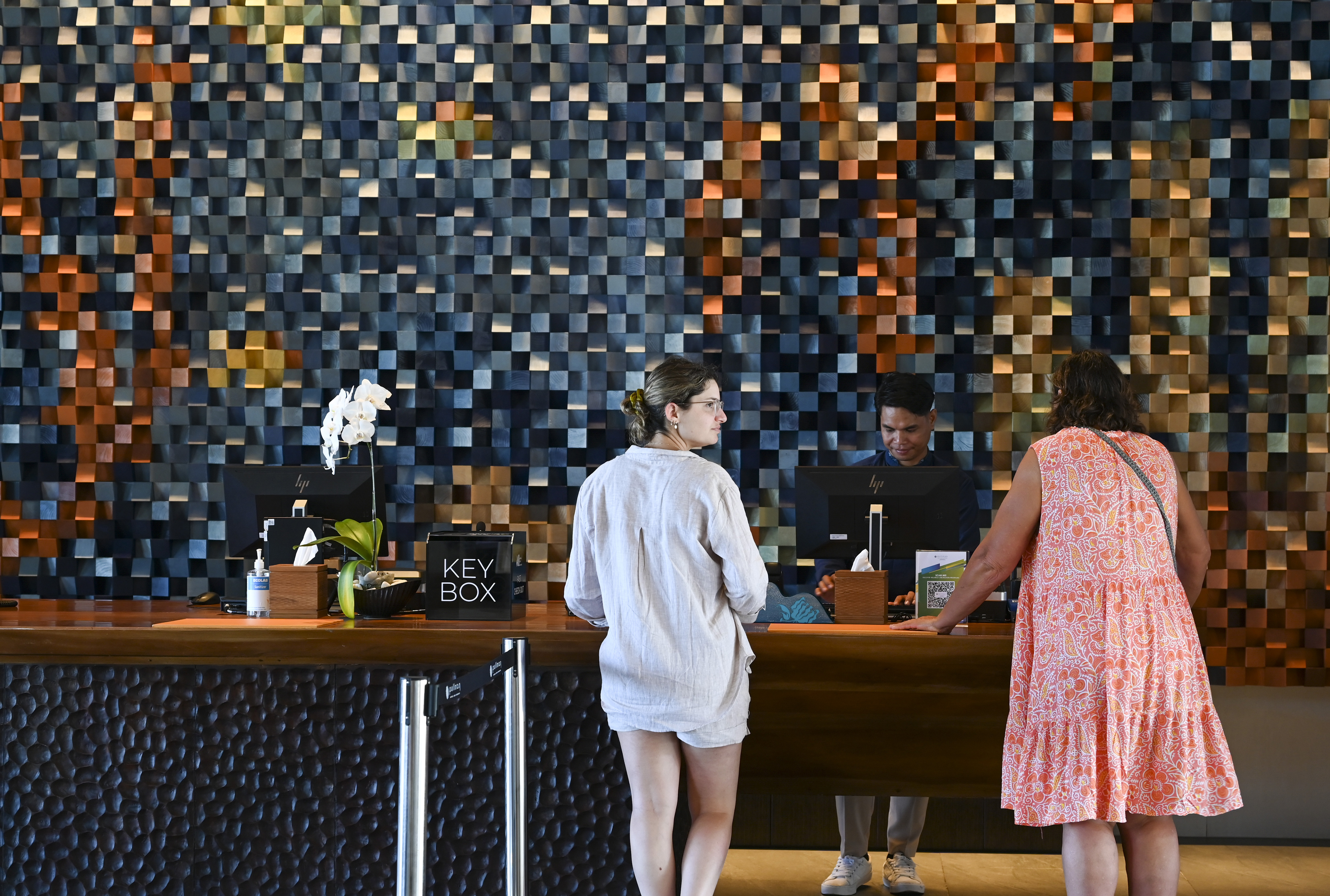 Petugas melayani wisatawan asing di area lobi Hotel Pullman Lombok, Kuta Mandalika, Praya, Lombok Tengah, NTB, Rabu (27/9/2023).