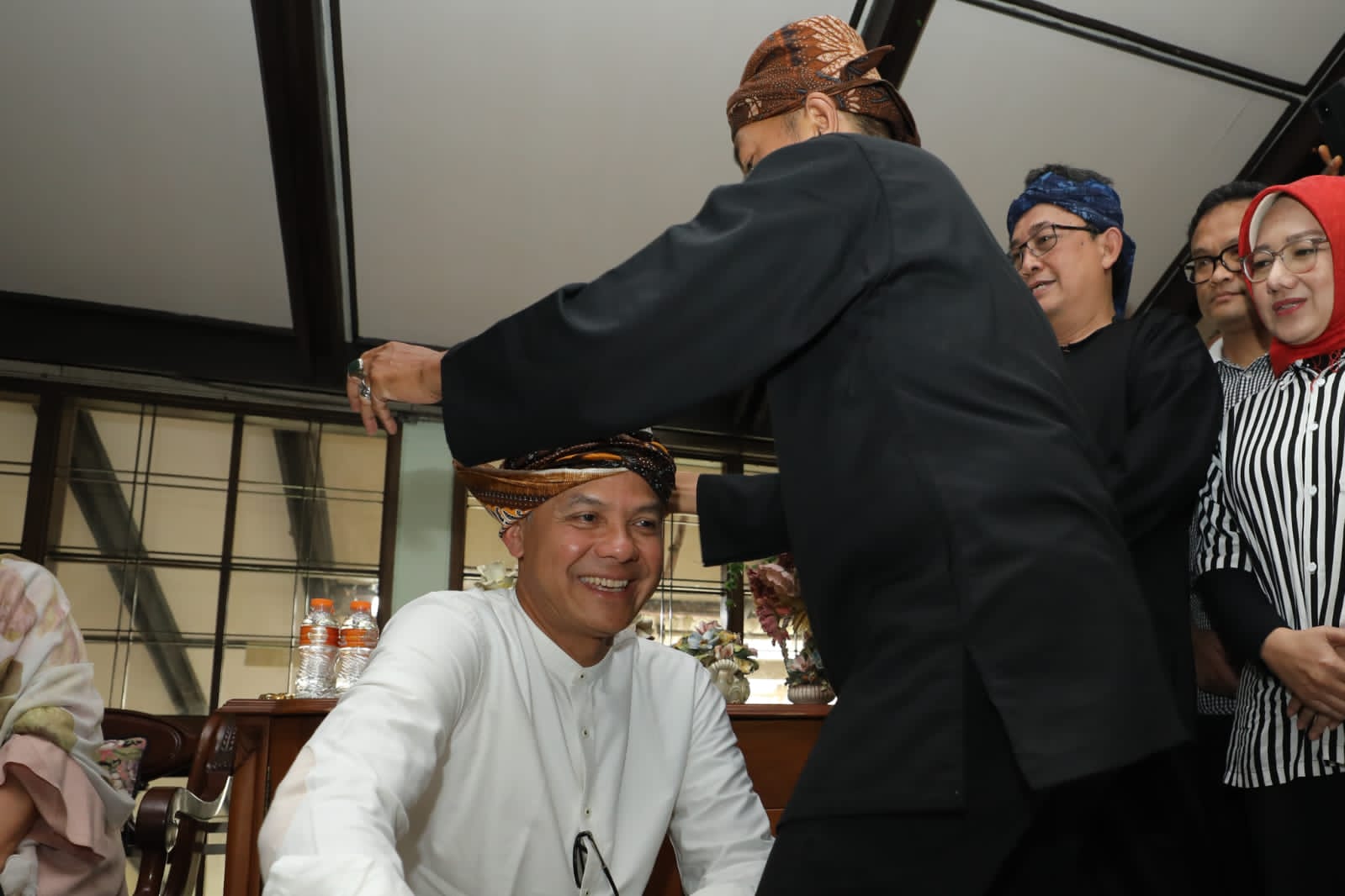 Ganjar Pranowo menerima ikat kepala Barangbang Semplak dari keluarga Solihin GP