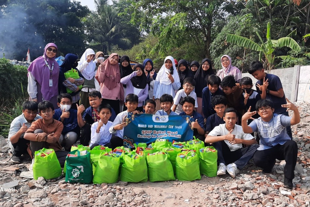Kegiatan berbagi kepada dhuafa dan yatim piatu di lingkungan SD Islam Plus Baitul Maal