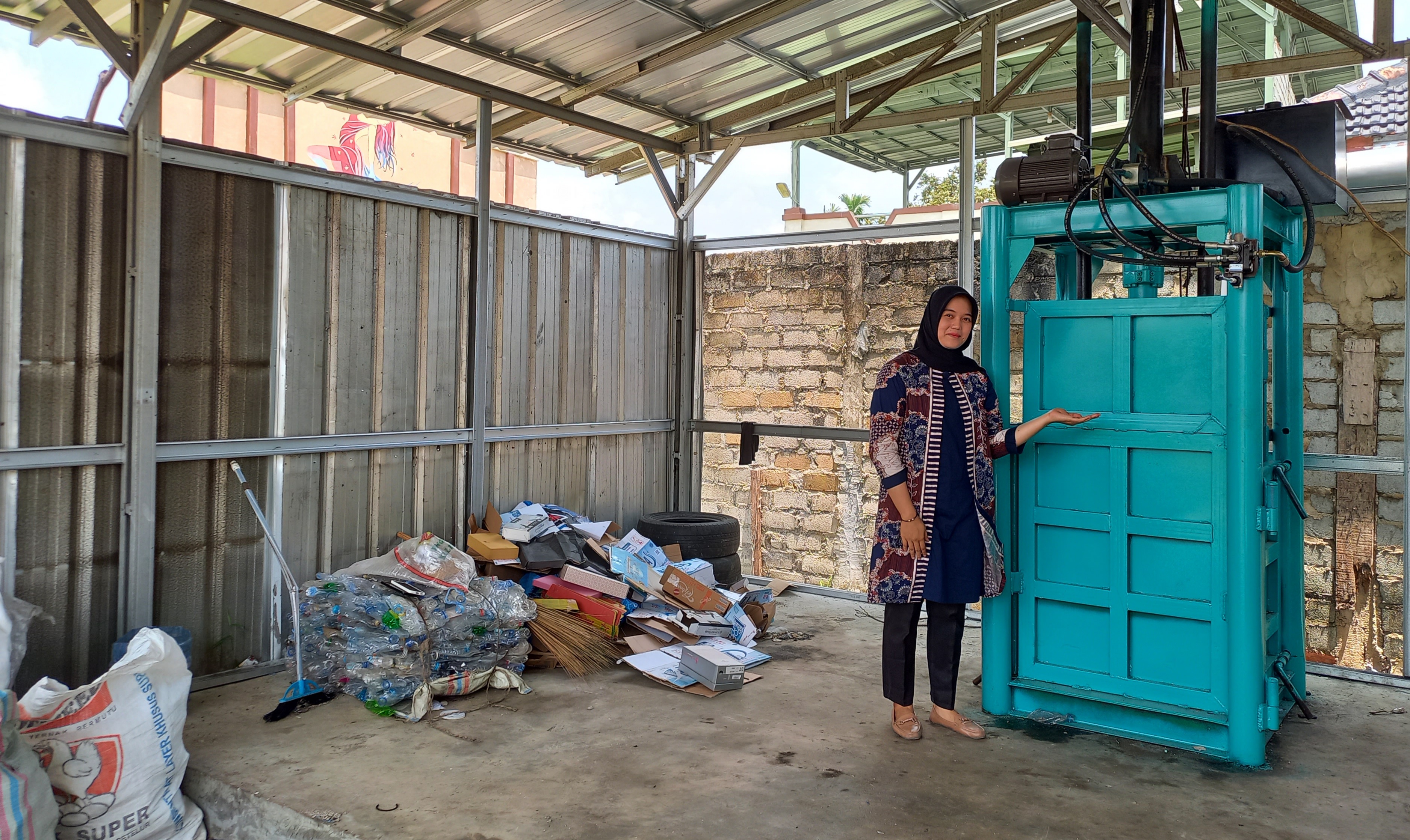 Mesin press sampah bantuan CSR Pertamina Peduli untuk UMKM Bangka Lopan Recycle (Balore)
