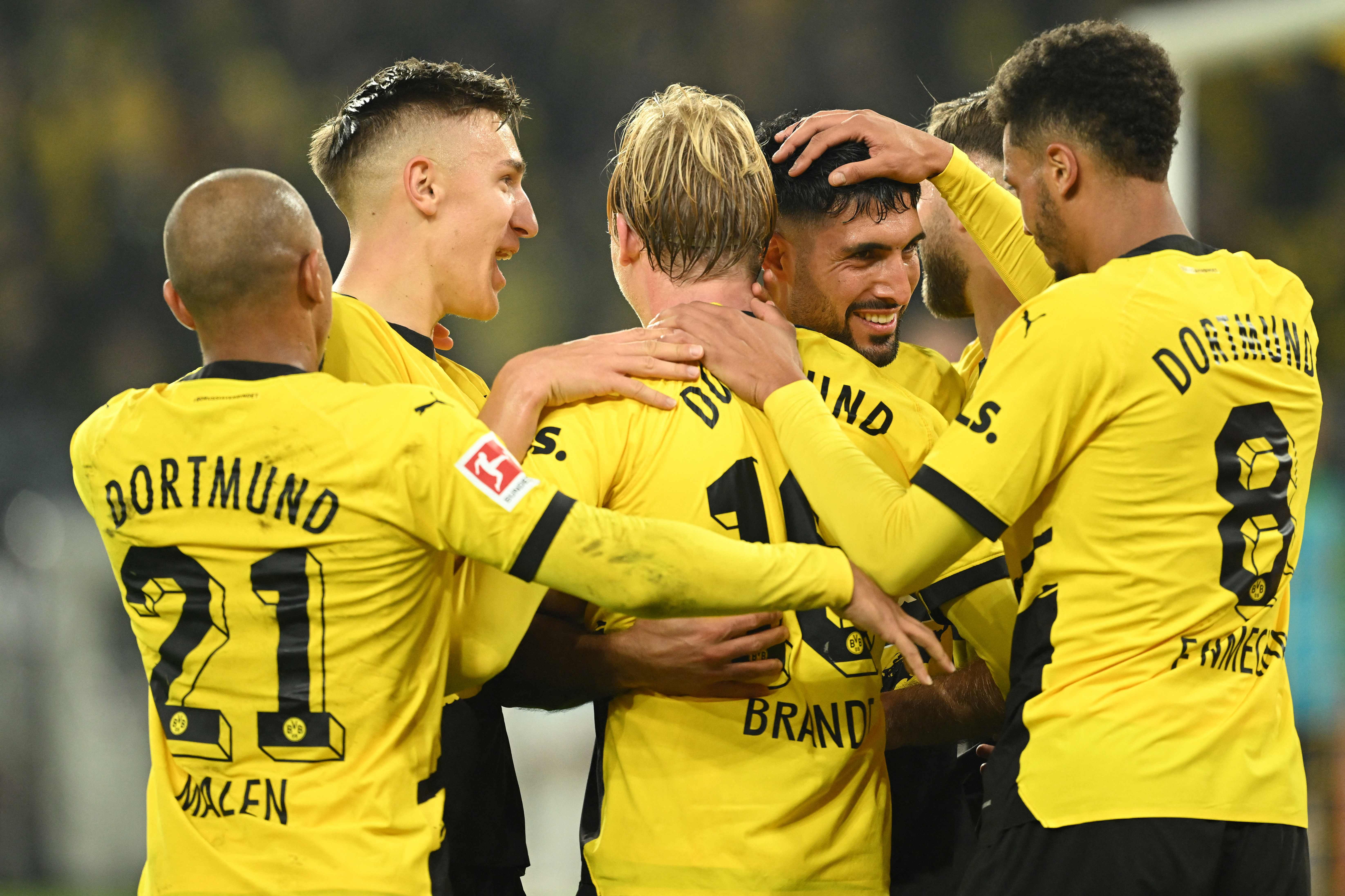 Para pemain Borussia Dortmund melakukan selebrasi usai mencetak gol ke gawang Werder Bremen di laga Bundesliga.