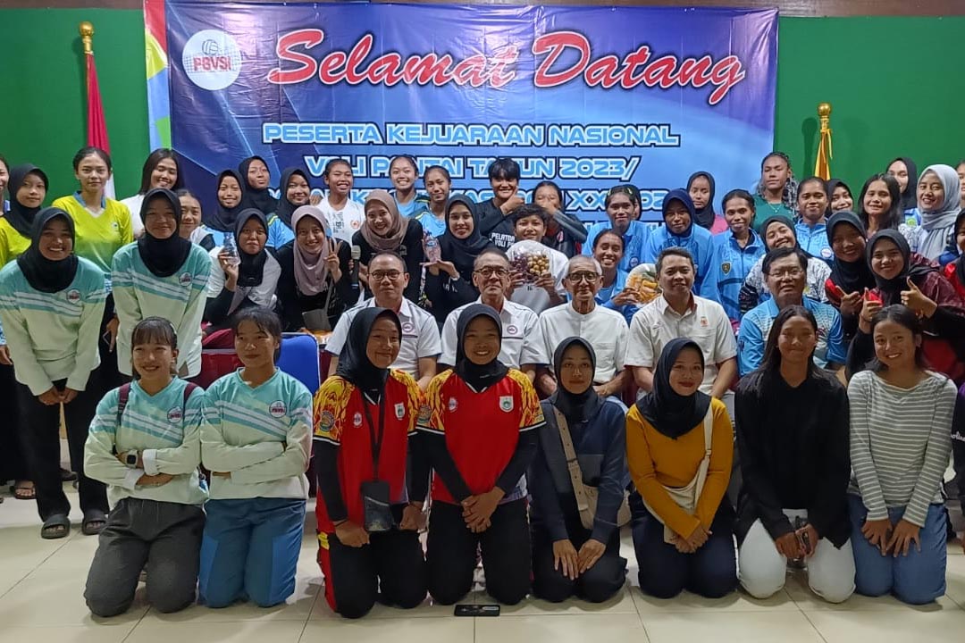 Sesi foto konferensi pers Kejurnas Voli Pantai Babak Kualifikasi PON 2024 di Padepokan Bola Voli Jenderal Kunarto, Bogor, Jawa Barat.