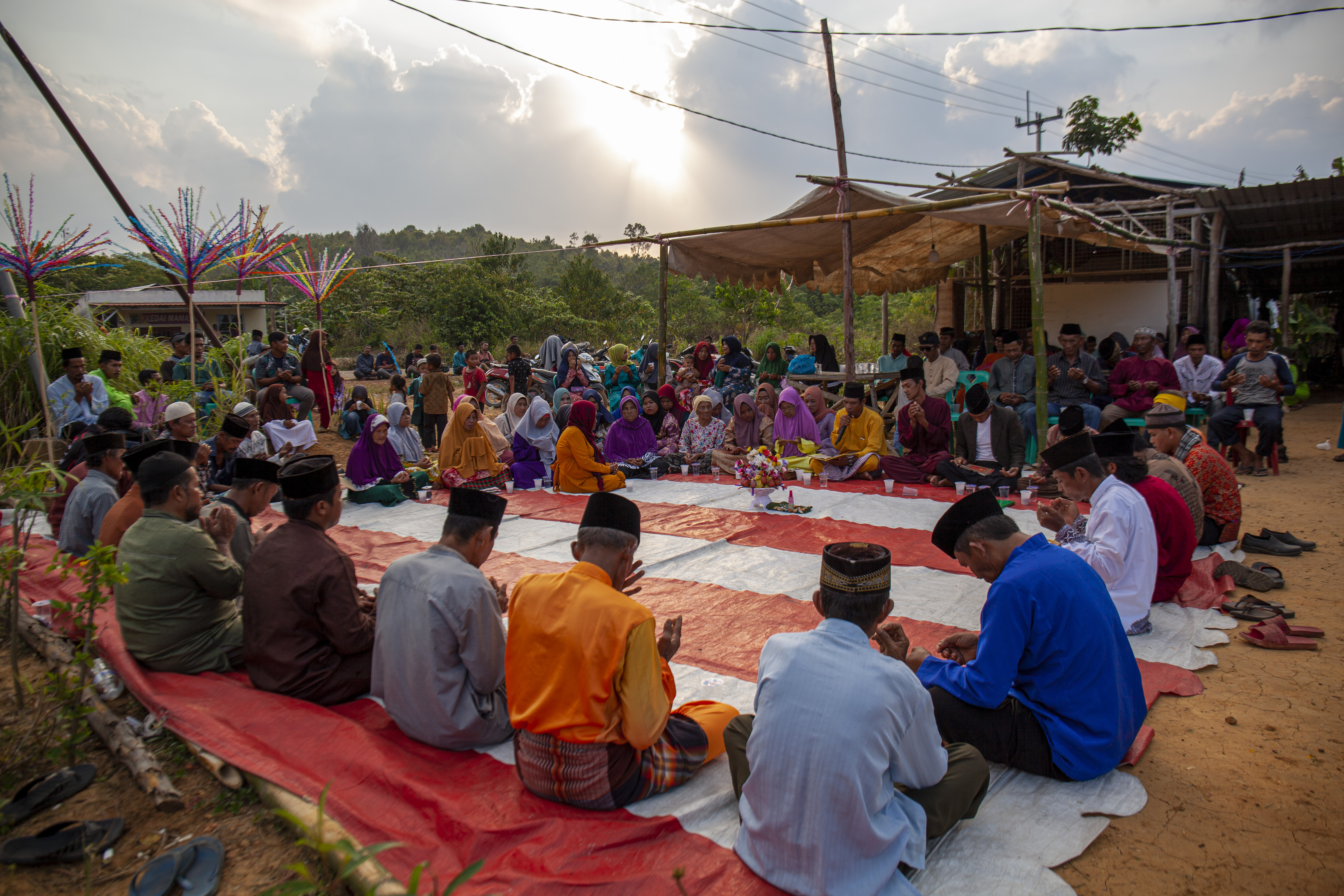  Sejumlah warga Rempang melakukan doa bersama. 