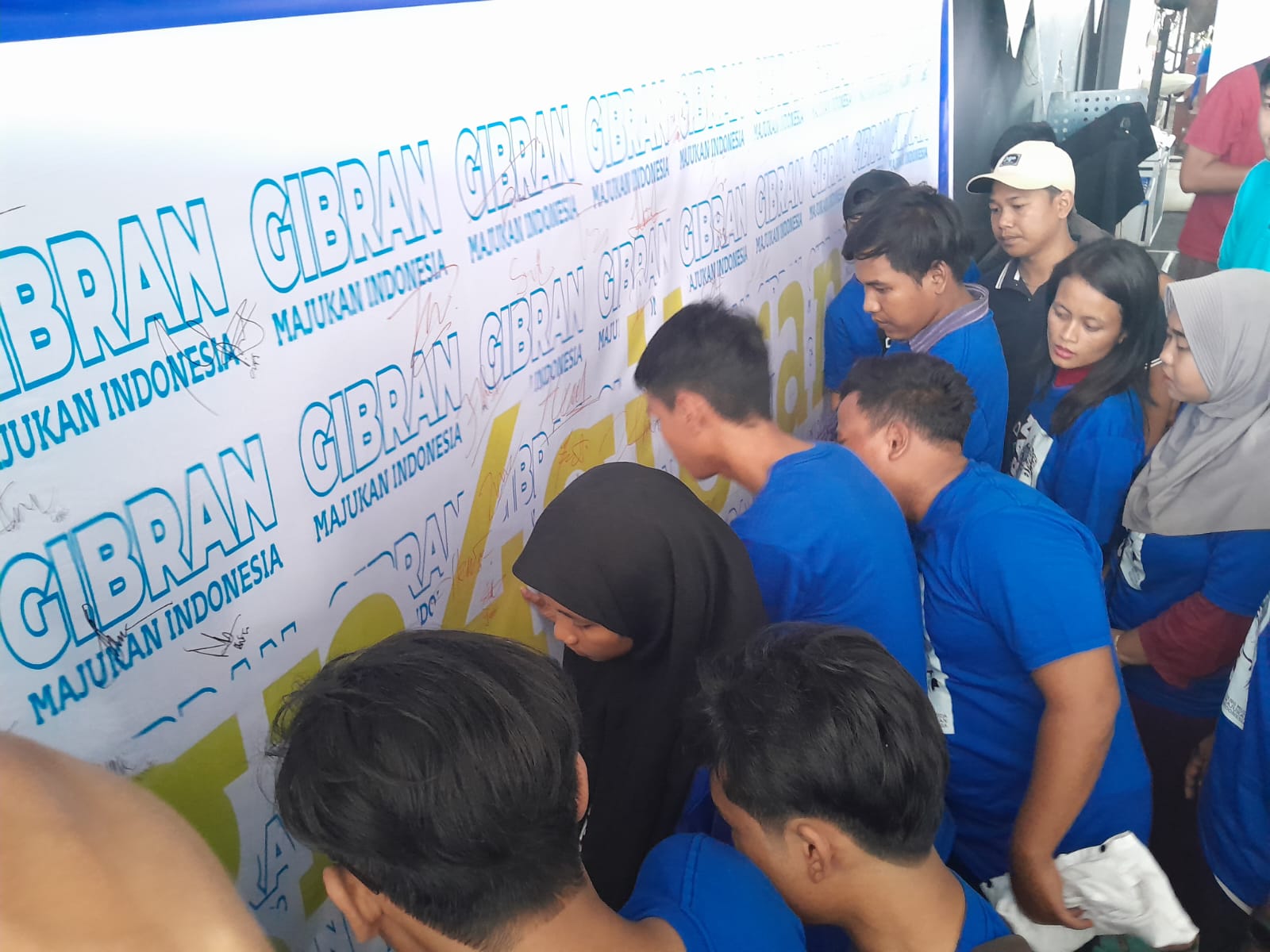 Sejumlah anak muda di Indramayu membubuhkan tanda tangan sebagai dukungan untuk Gibran Rakabuming Raka maju di Pilpres 2024.
