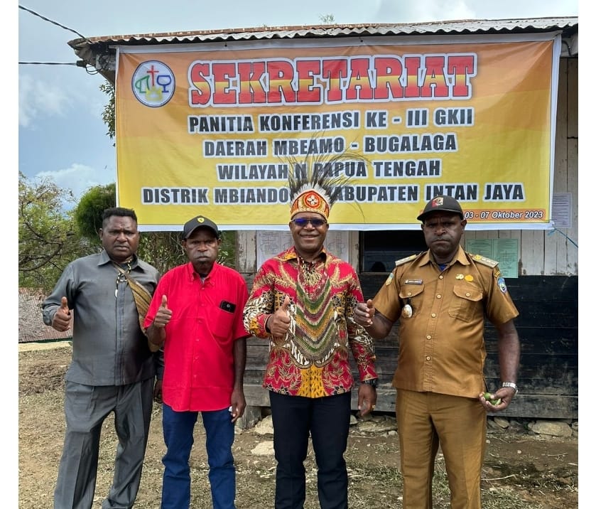 Kepala Dinas Pemberdayaan Masyarakat Kampung Kabupaten Intan Jaya Yoakim Mujizau di Distrik Mbiandoga.