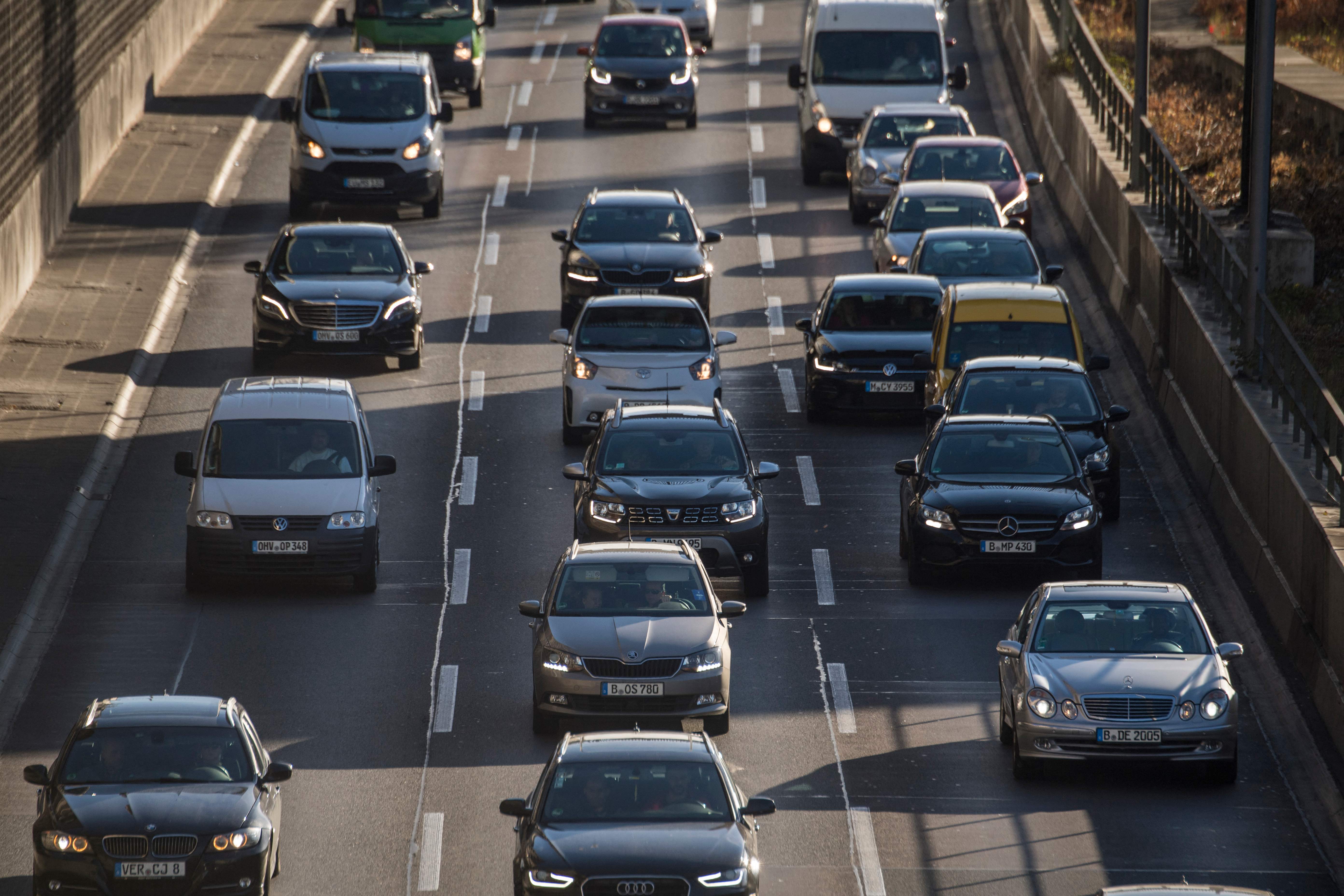Antrean kendaraan di Berlin, Jerman. Negara-negara Uni Eropa Sepakat Segera Menghentikan Penggunaan Bahan Bakar Fosil 