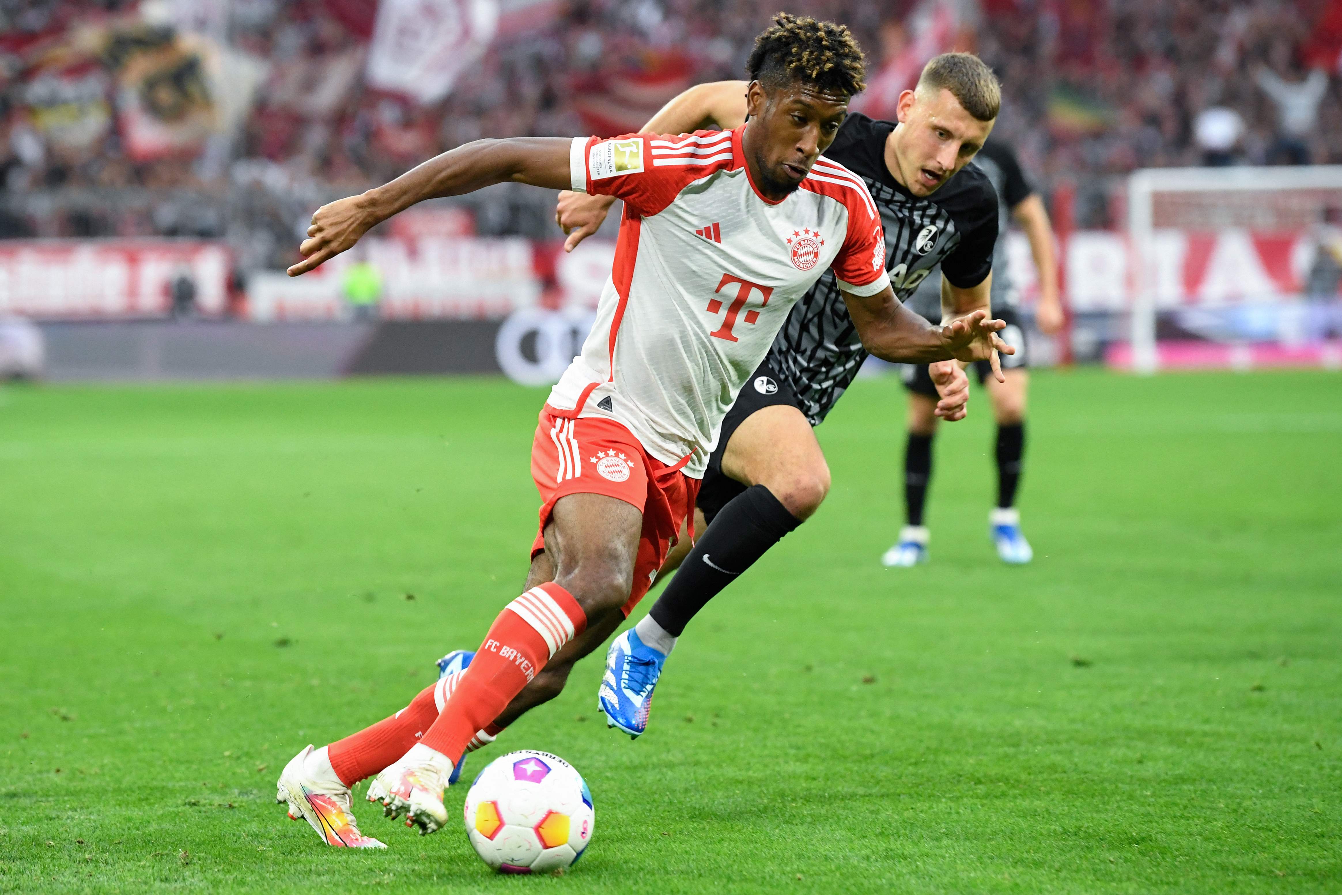 Gelandang Bayern Muenchen Kingsley Coman berusaha melewati hadangan pemain Freiburg di laga Bundesliga.