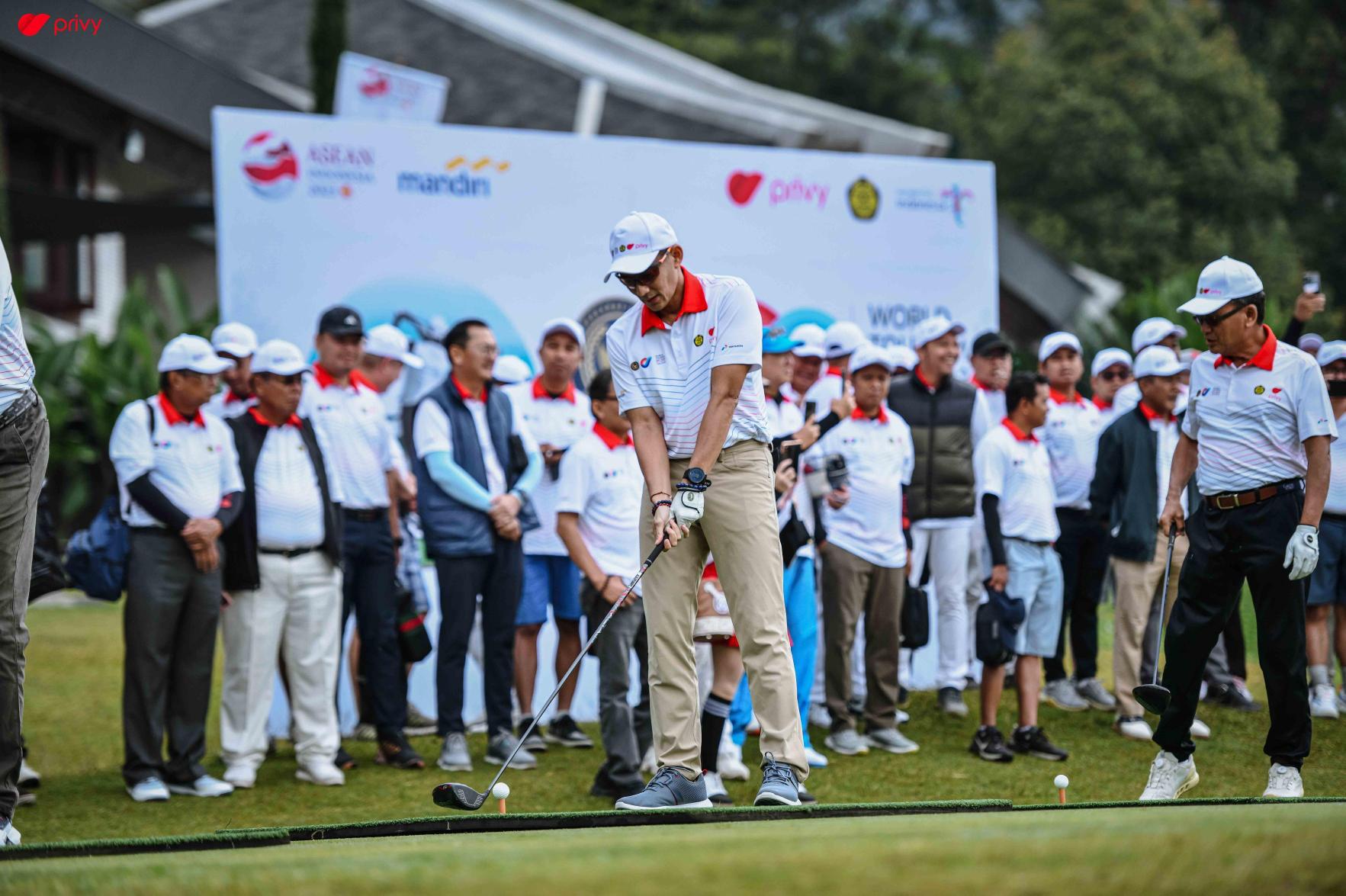 Salah seorang peserta turnamen golf World Tourism Day 2023 Golf Geopark Challenge di Handara Golf Course & Resort, Buleleng, Sabtu (7/10).