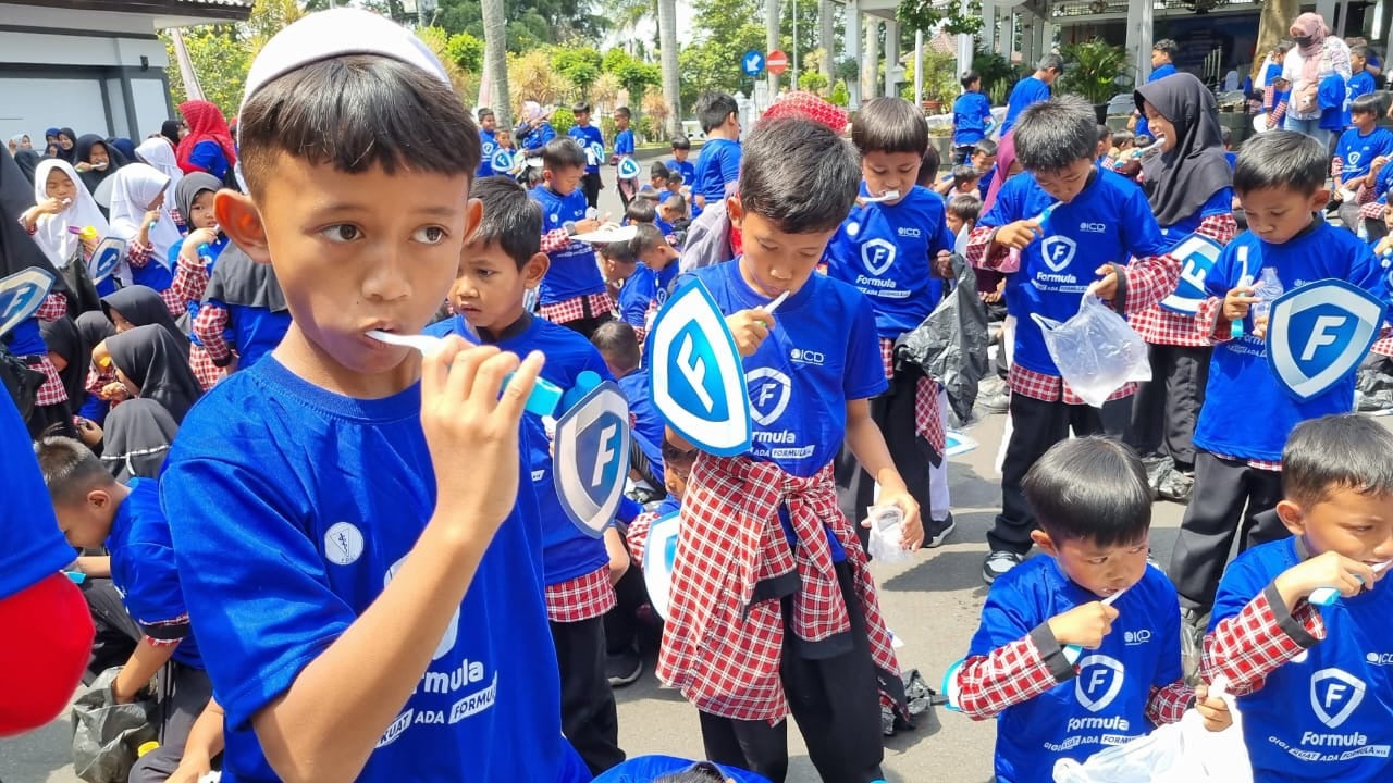 Sekitar 10 ribu pelajar SD se-kabupaten Kuningan, Jabar, mengikuti acara Bakti Sosial Pelayanan dan Penyuluhan Kesehatan Gigi dan Mulut.