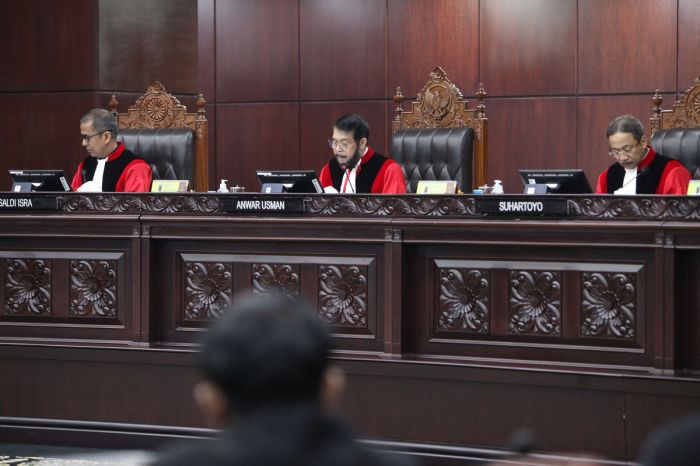 Majelis hakim MK saat membacakan putusan soal batas usia capres-cawapres