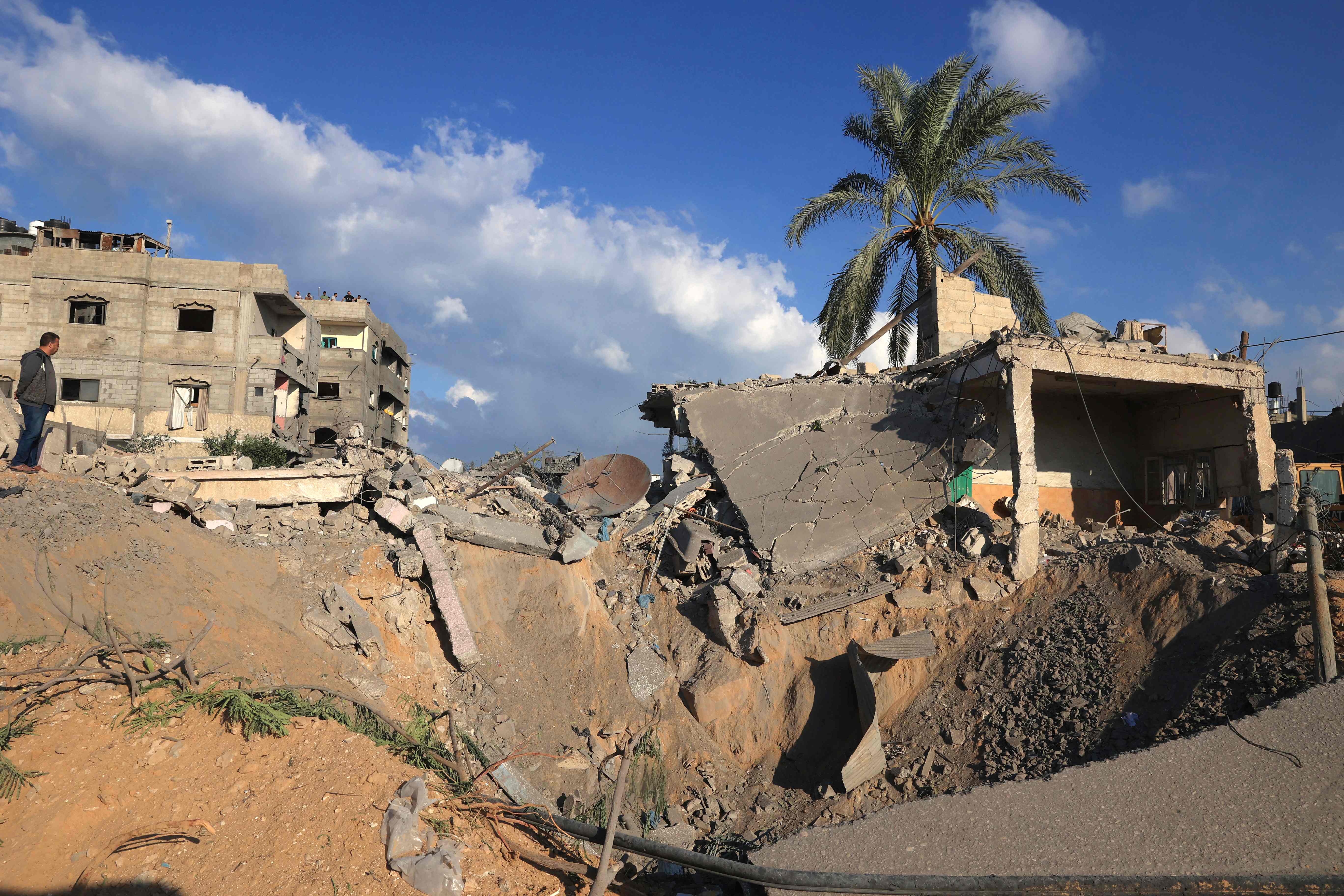 Ribuan korban serangan Israel tertimpa bangunan