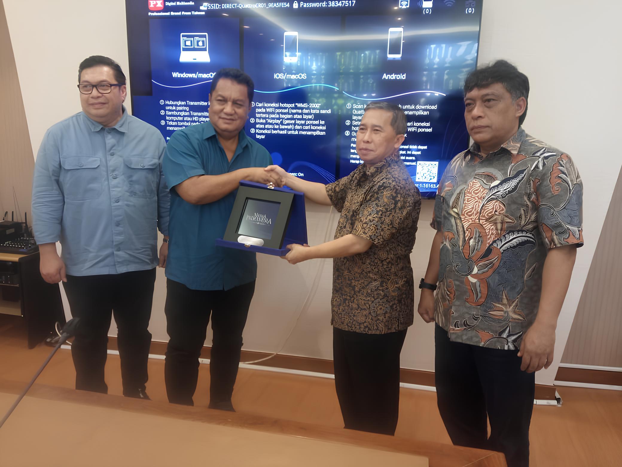 Dirut Media Indonesia Gaundesius Suhardi dan Wakil Rektor Universitas Padjadjaran Bandung Yanyan Mochamad Yani.