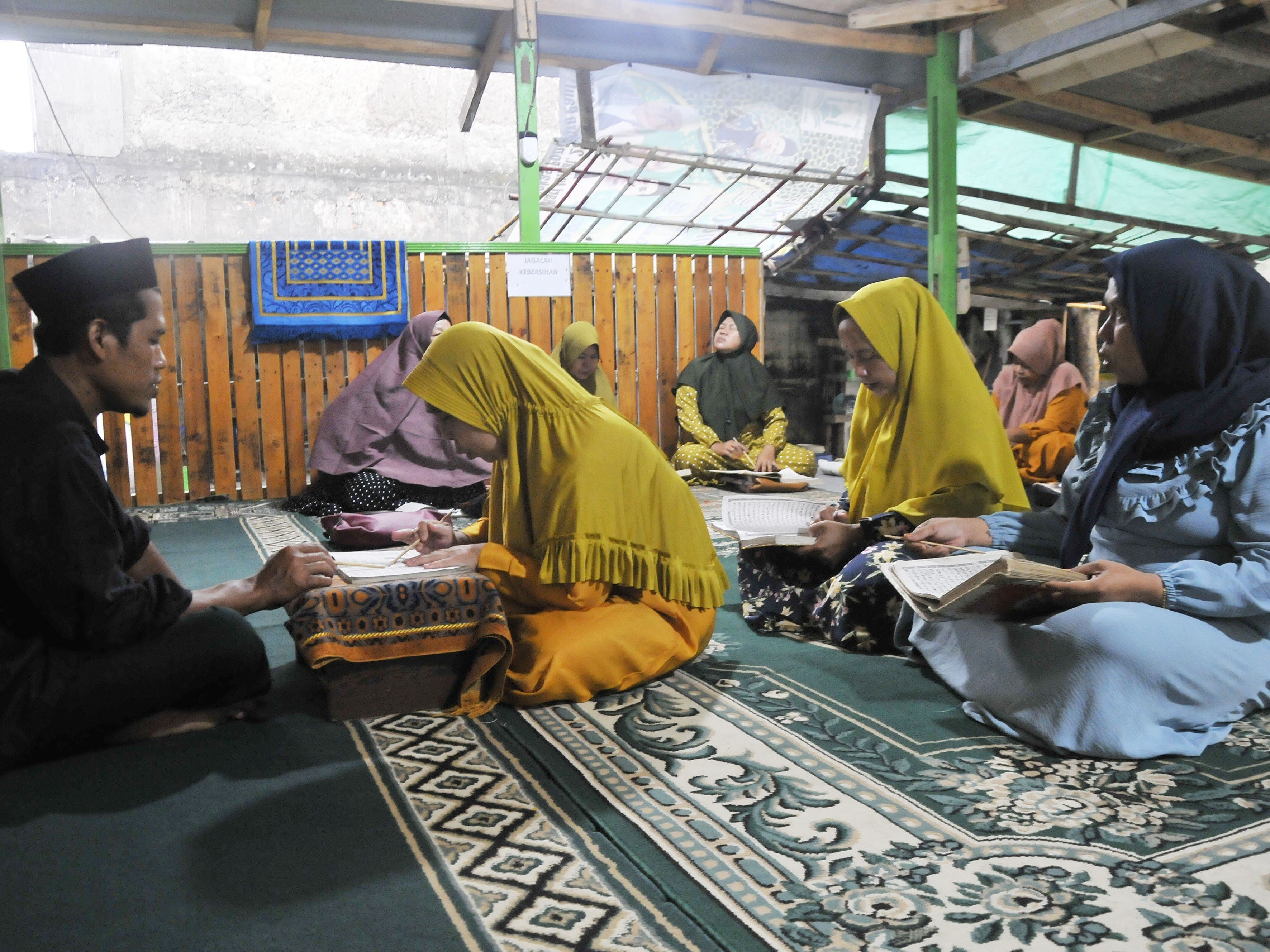Sejumlah warga lanjut usia (lansia) belajar membaca Al-Quran di Pondok Iqro Pengajian Al-Quran Usia Lanjut (PAUL), Desa Sukadanau, Cikarang.