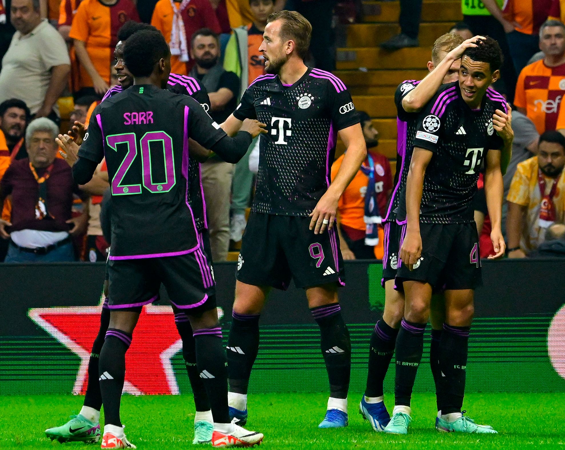 Para pemain Bayern Muenchen melakukan selebrasi usai mencetak gol ke gawang Galatasaray di laga Liga Champions.