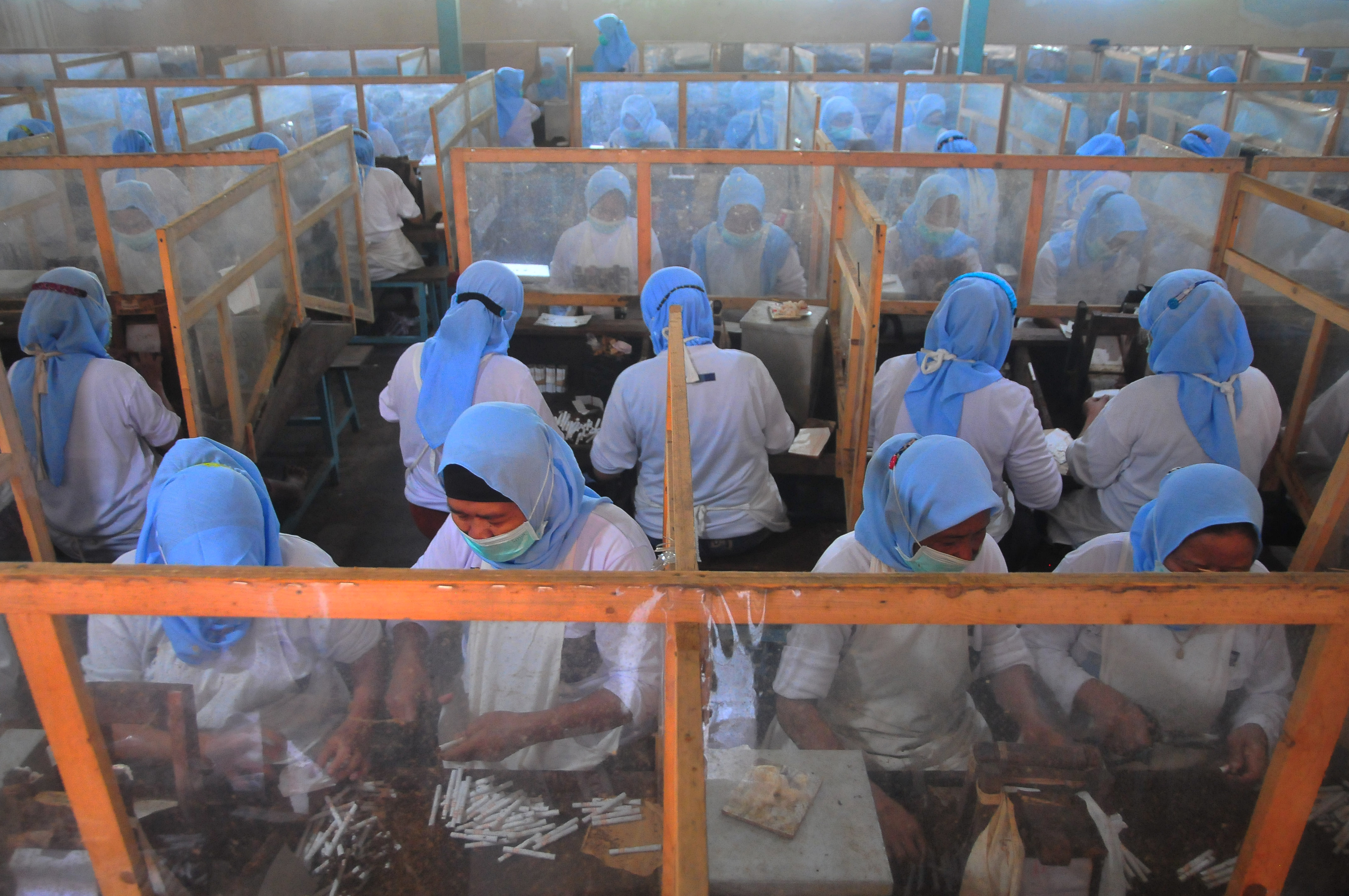 Pekerja memproduksi Sigaret Kretek Tangan (SKT) di salah satu pabrik rokok, Kudus, Jawa Tengah, Rabu (28/9/2022)