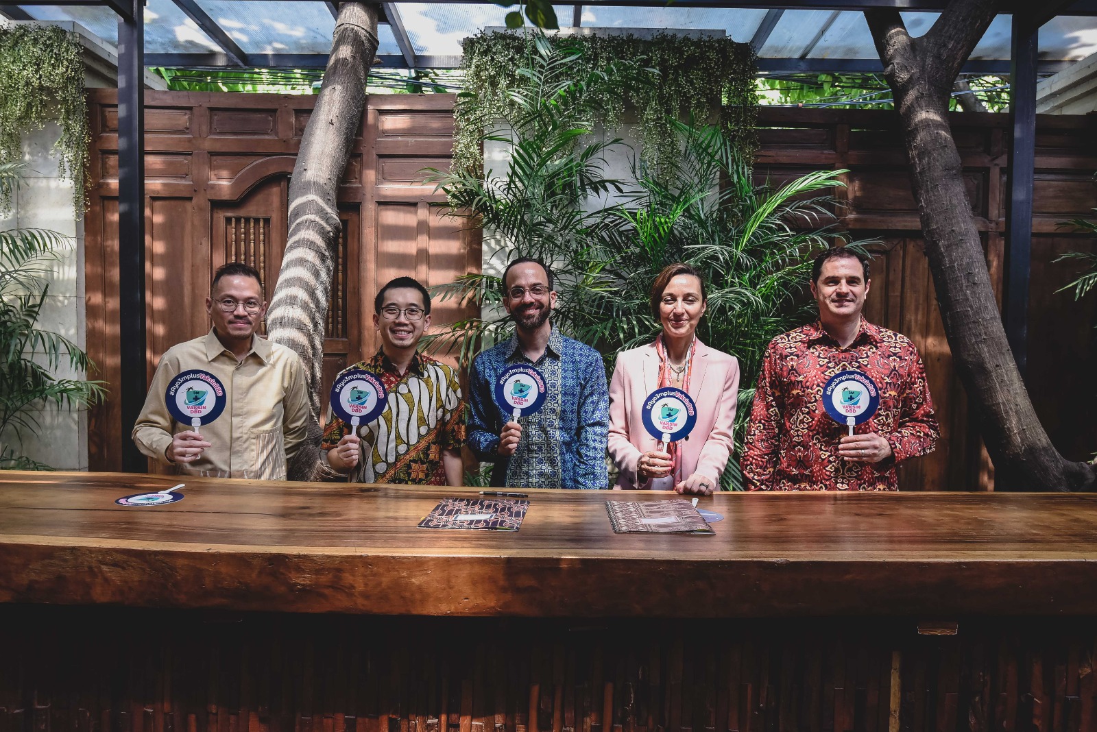 Jajaran Good Doctor dan Takeda saat acara penandatanganan kerja sama layanan vaksinasi DBD di Jakarta.