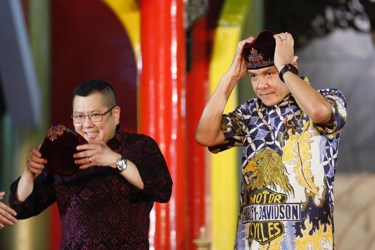 Ganjar Pranowo mendapatkan songkok dari Persatuan Islam Tionghoa Indonesia