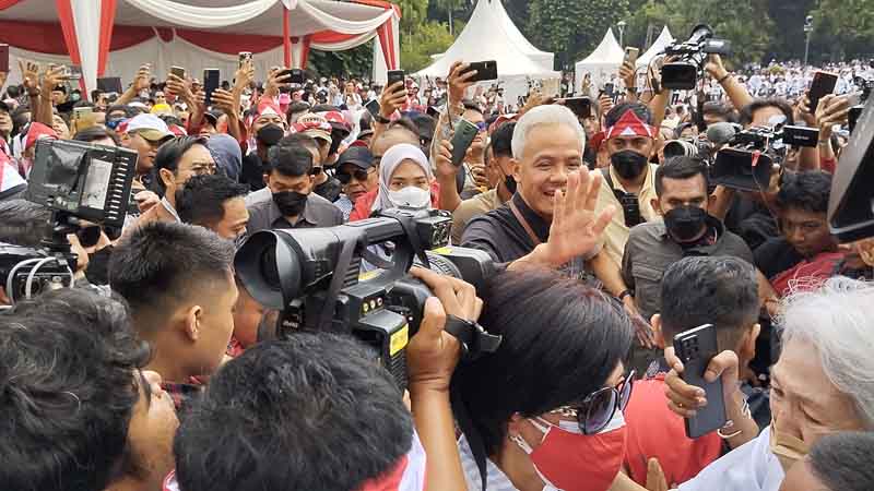 Capres Ganjar Pranowo tiba di Tugu Proklamasi sebelum melakukan pendaftaran sebagai capres dan cawapres di KPU.