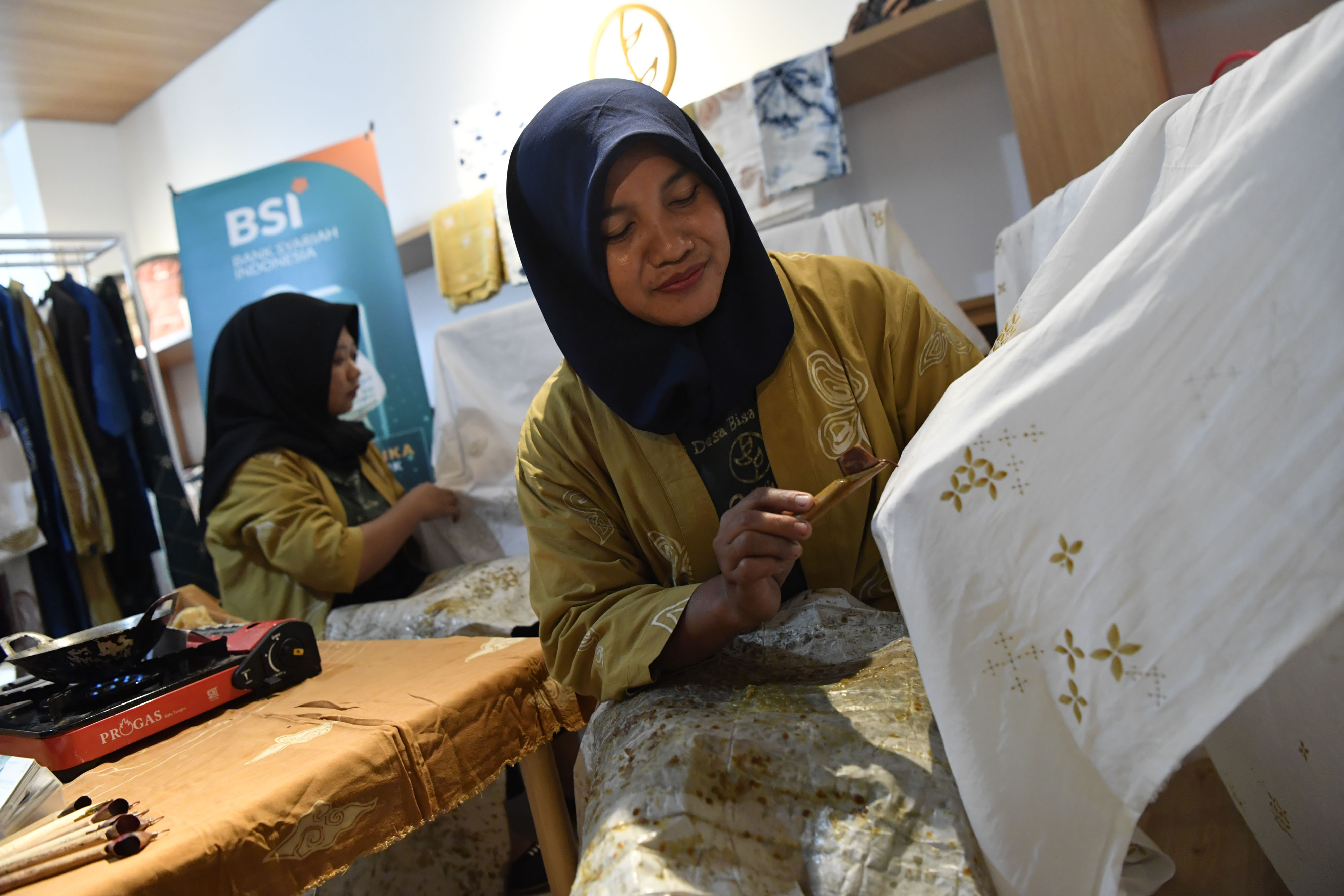 Perajin membatik di sela-sela peresmian UMKM Center BSI di Surabaya, Jawa Timur, Kamis (21/7/2022). 