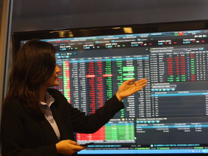 Nasabah membaca informasi tentang produk reksa dana.