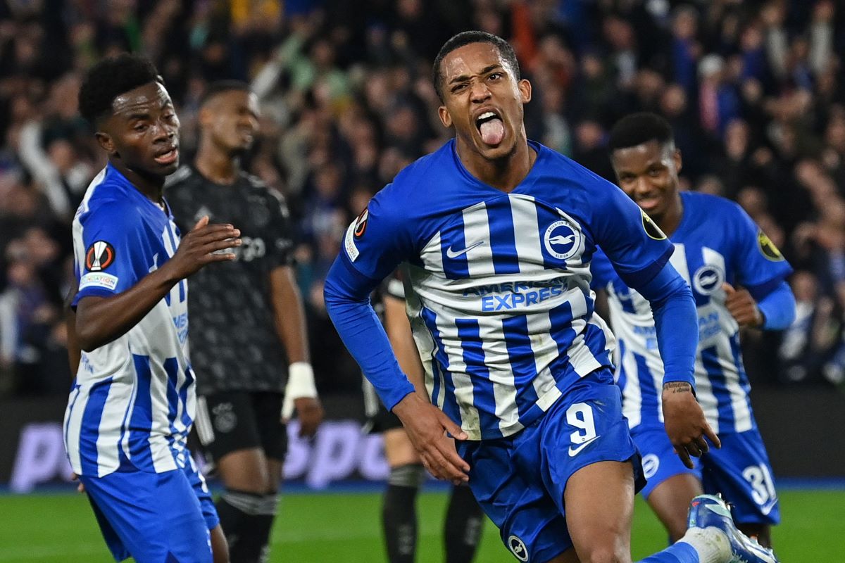 Pemain Brighton Joao Pedro berselebrasi suai mencetak gol ke gawang Ajax.