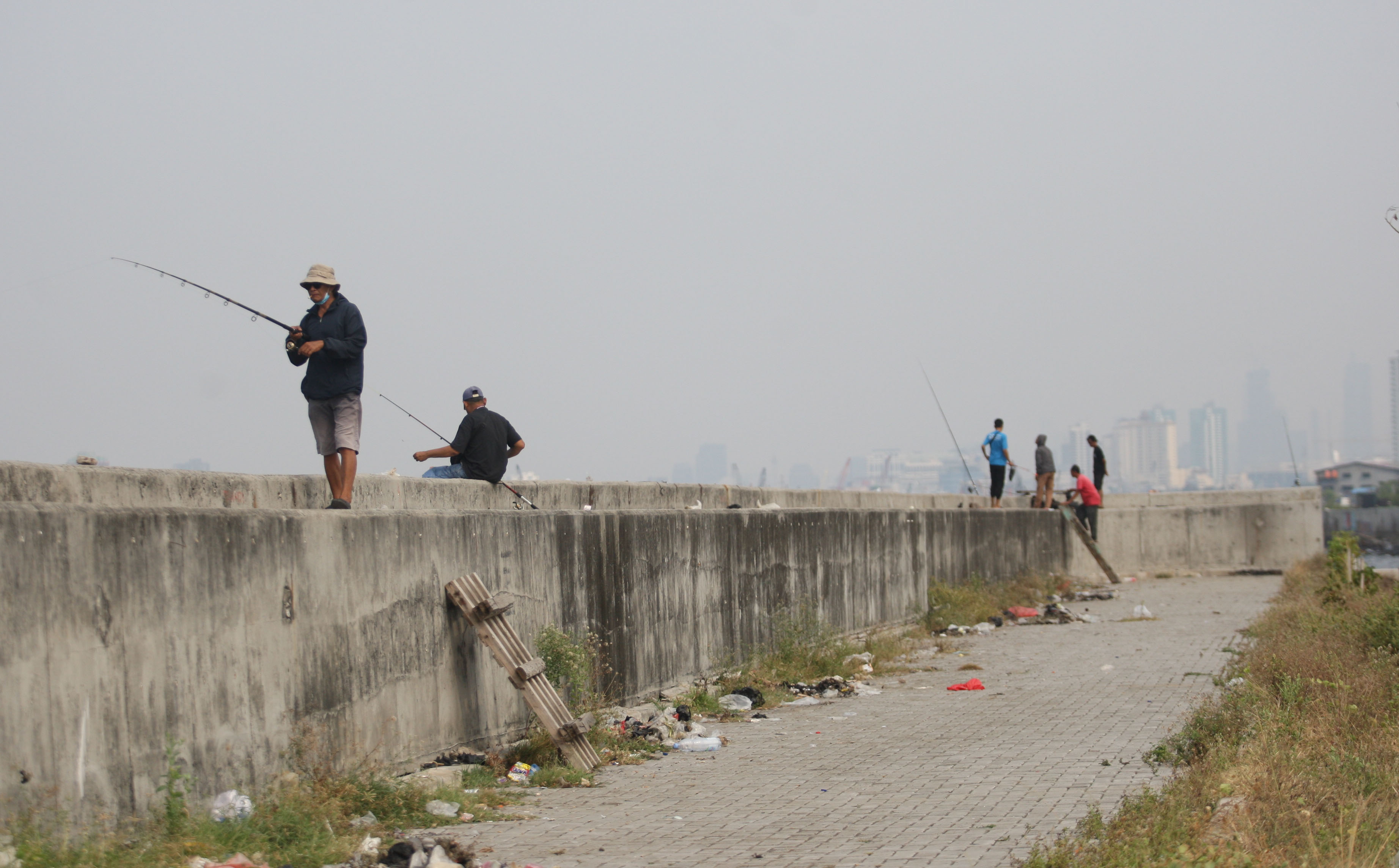 Tanggul pantai muara baru jebol