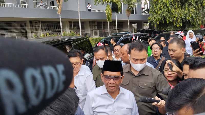 Cawapes Mahfud MD tiba di Tugu Proklamasi jelang pendaftaran capres dan cawapres di KPU.
