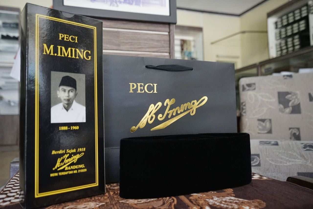 Sejak mulai berproduksi tahun 1918 Peci M Iming polos paling diminati.