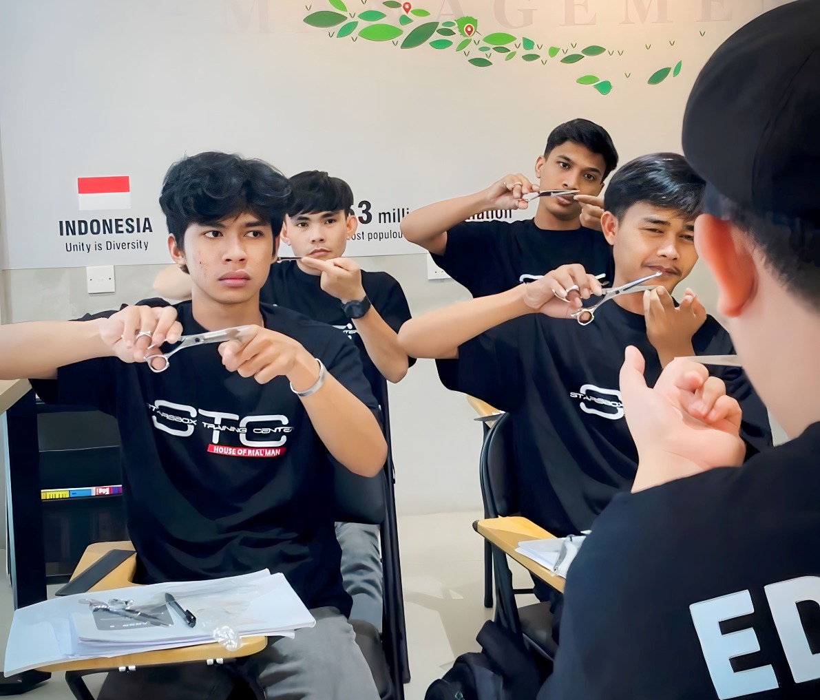  Starsbox Training Centre memberi pelatihan untuk mencetak barber handal. 