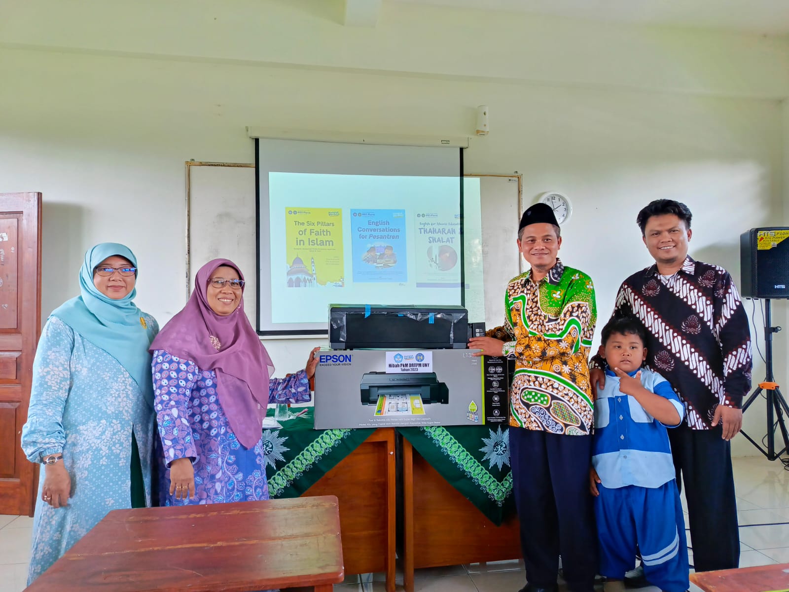 Tim PKM UNY dalam peluncuran tiga buku karya guru Muhammadiyah Boarding School (MBS) Yogyakarta.