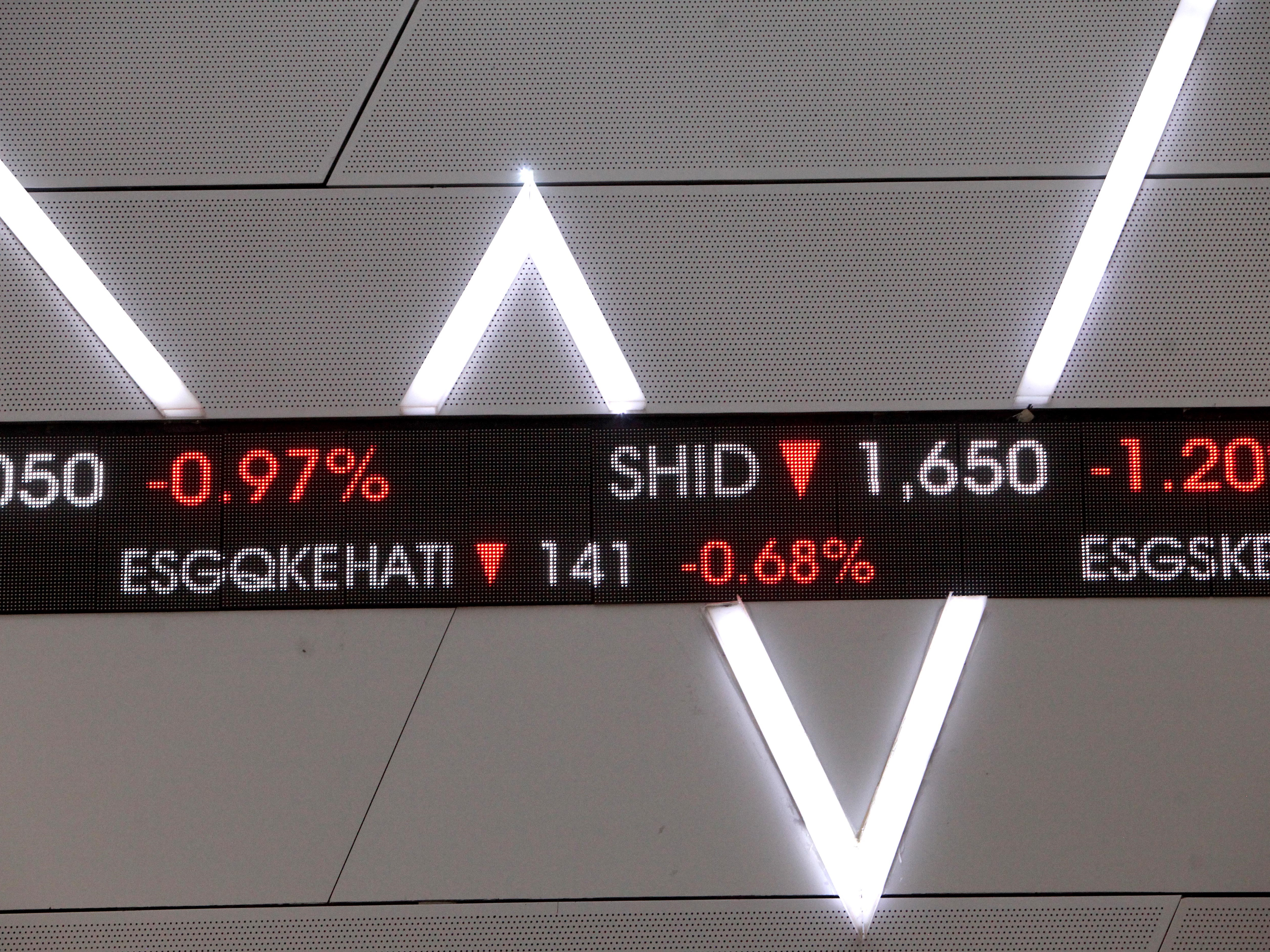 Papan-papan elektronik berisi data pergerakan bursa saham yang melemah di Bursa Efek Indonesia (BEI), Jakarta, Rabu (18/10/2023).