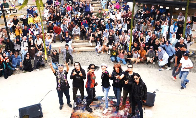 Atiek CB dan para musisi. 