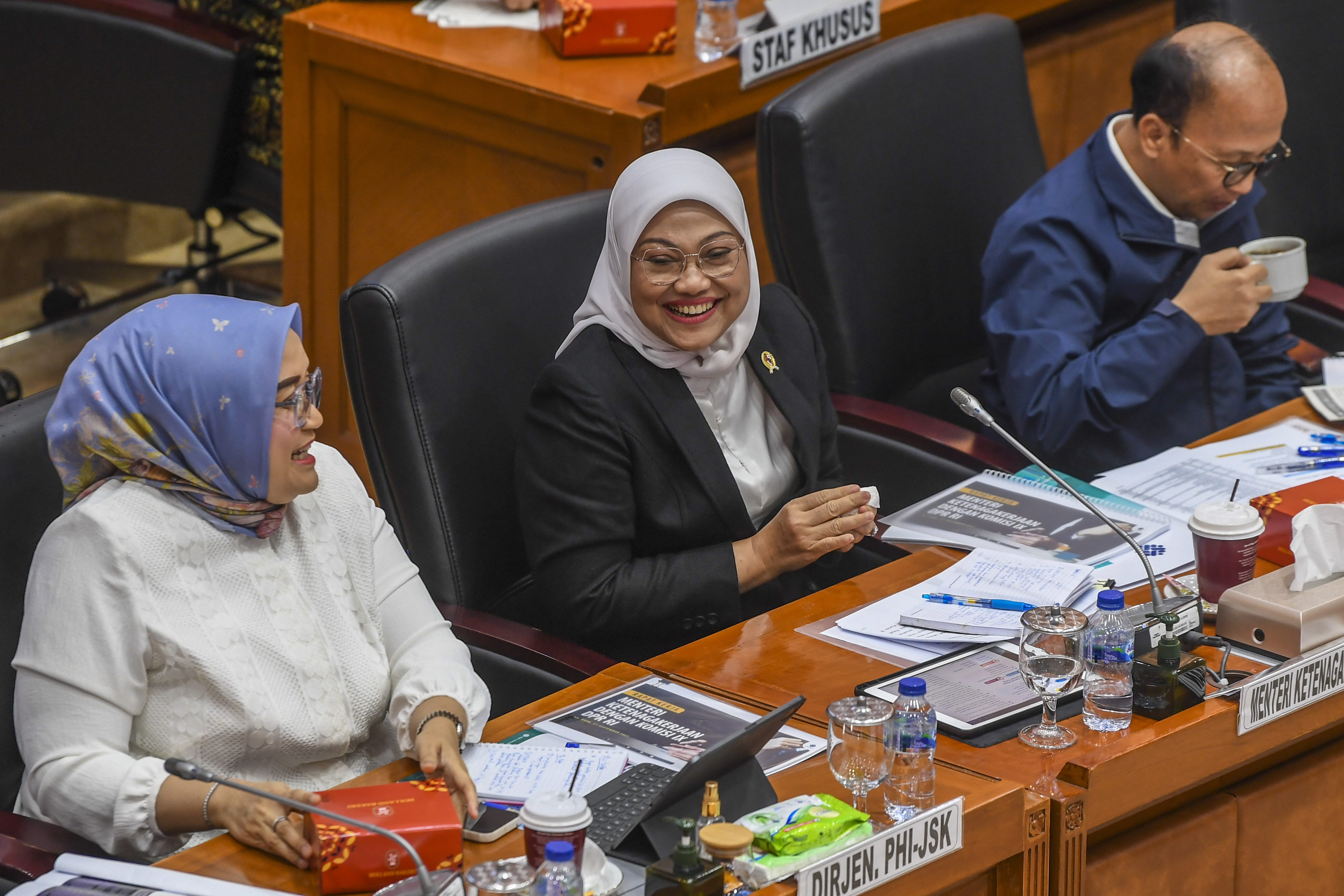 Menteri Ketenagakerjaan Ida Fauziah (tengah)