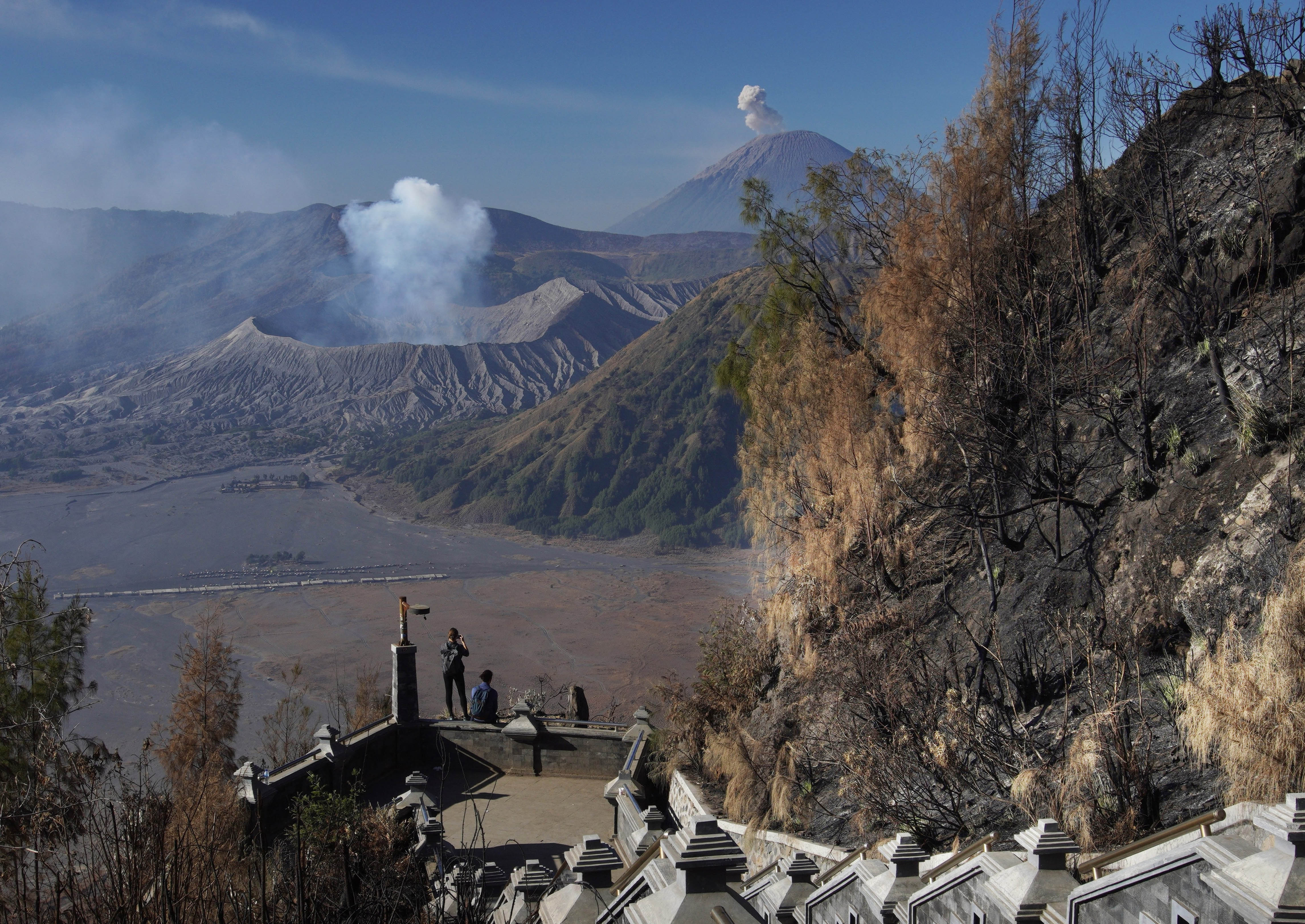 Wisatawan mengabadikan gambar Gunung Bromo dari Puncak Seruni Point di Probolinggo, Jawa timur, Selasa (19/9/2023).