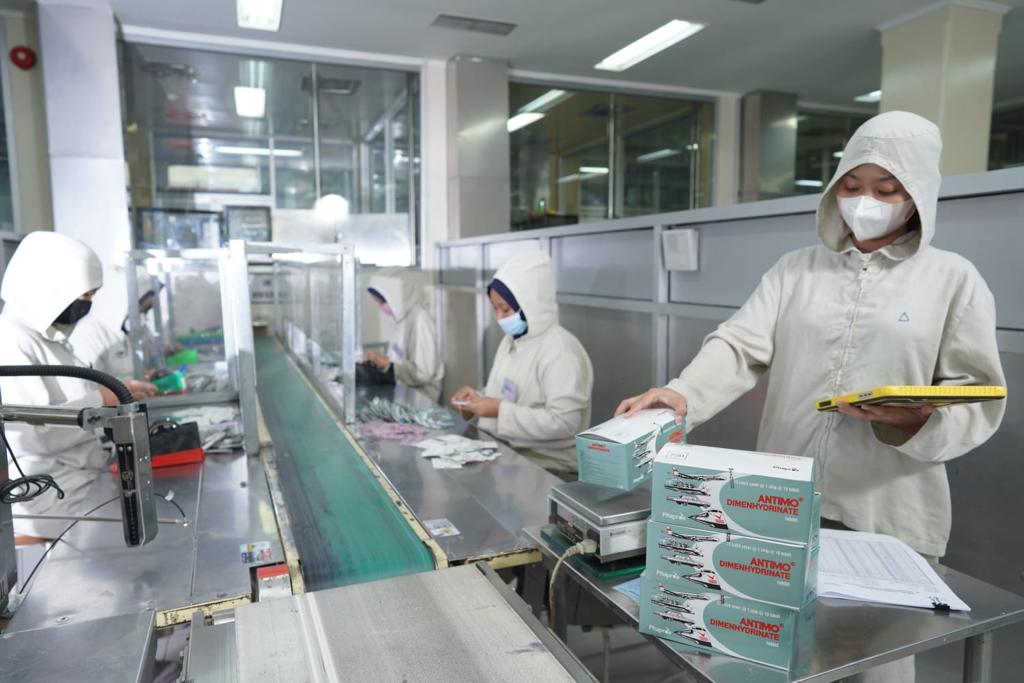 Proses produksi di pabrik PT Phapros Tbk yang merupakan bagian dari Holding BUMN farmasi.