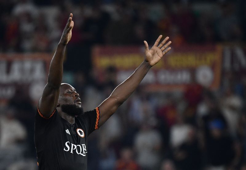 Pemain AS Roma Romelu Lukaku melakukan selebrasi usai mencetak gol ke gawang Frosinone.