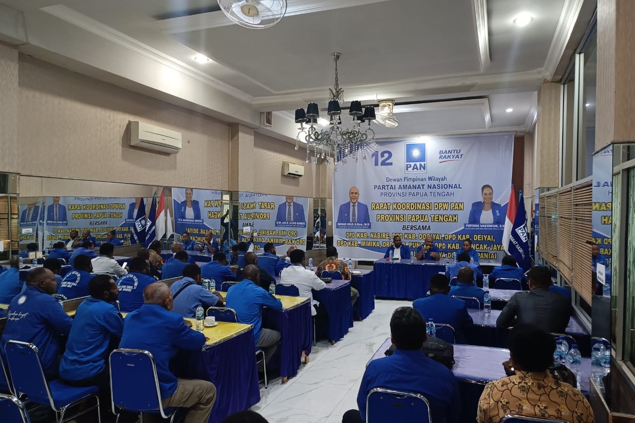  Ketua DPW PAN Provinsi Papua Tengah Deinas Geley menyosialisasikan kemampuan dan kelebihan Prabowo Subianto sebagai capres yang diusung.