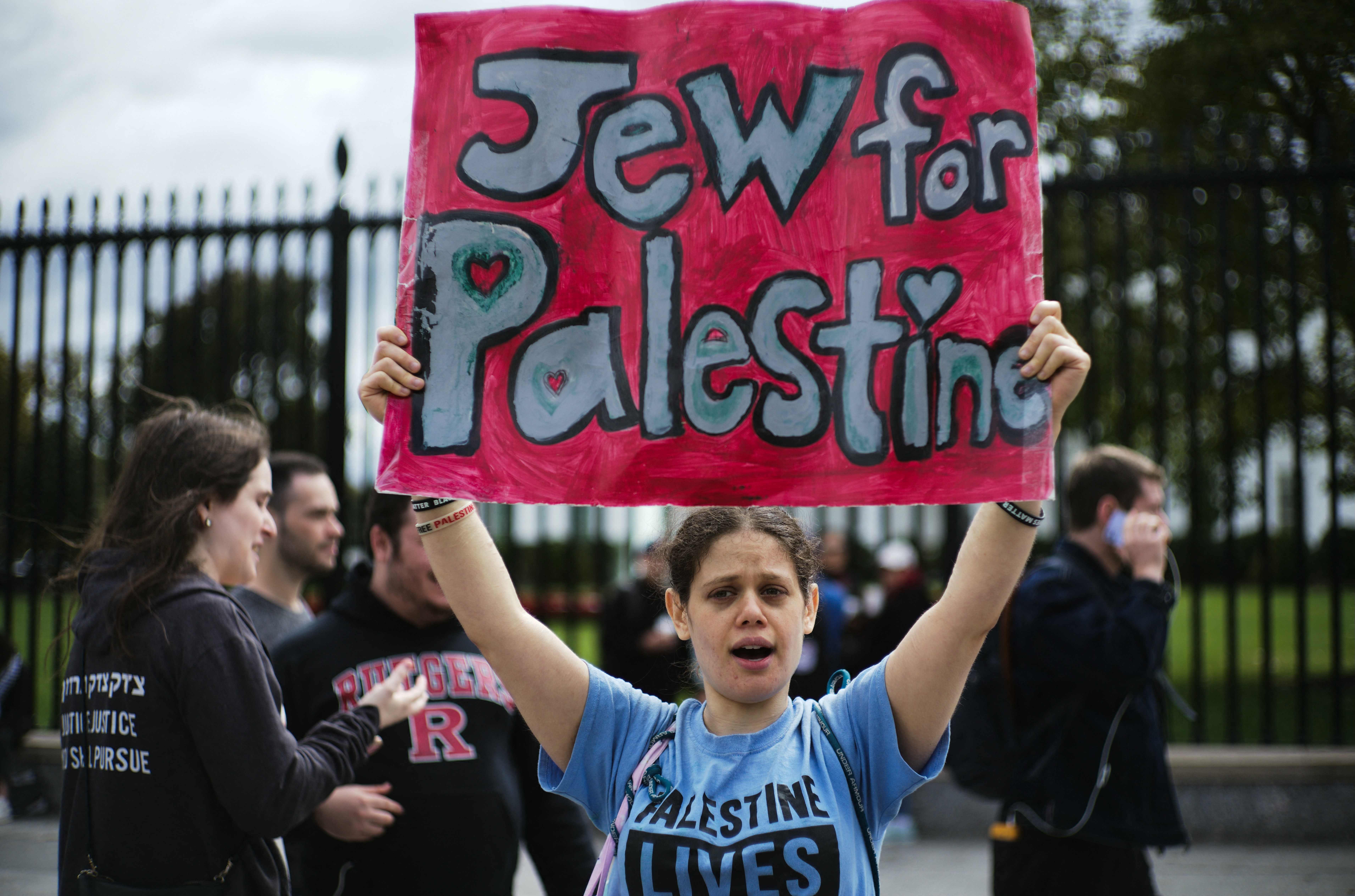 Aksi demonstran Yahudi yang mendesak Israel menghentikan perang terhadap Palestina di Gedung Putih, AS.