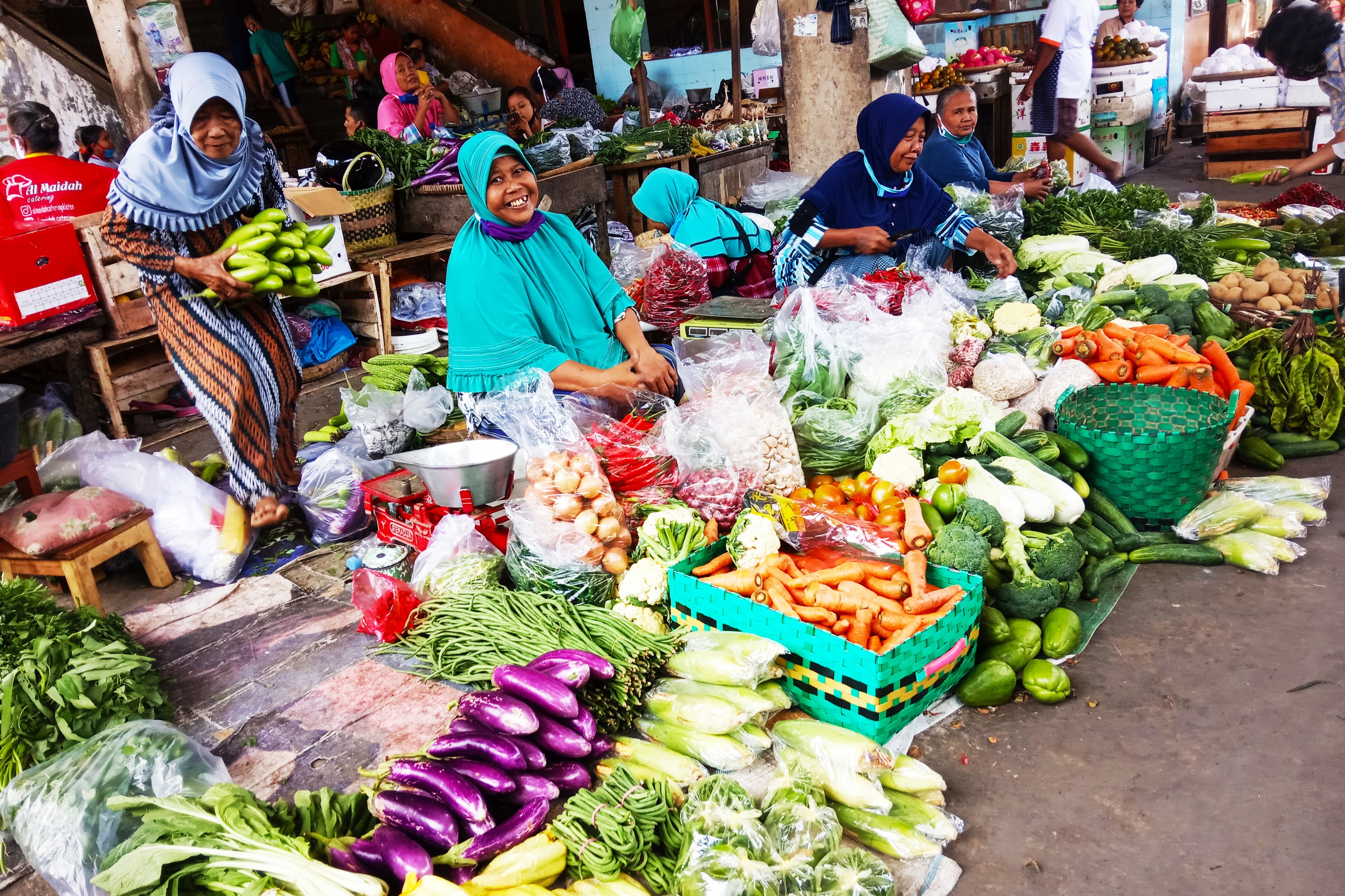 Pedagang bahan kebutuhan sehari-hari di Pasar Gedhe Klaten.