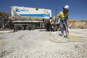 Pekerja dari Orica Mining Service sedang melakukan tugasnya.